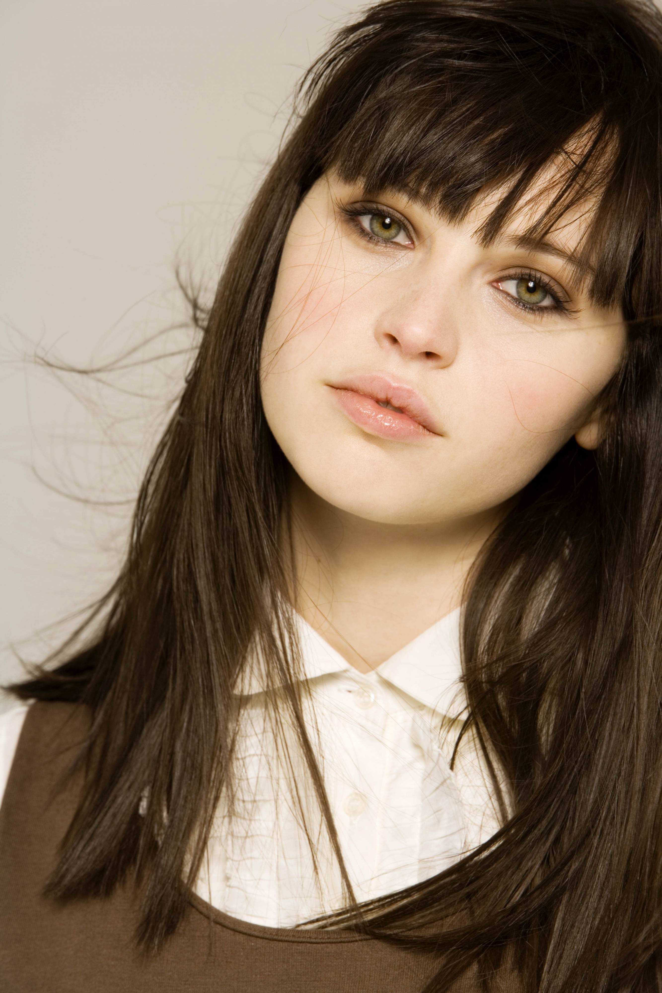 2666x4000 Felicity Jones Wallpaper
