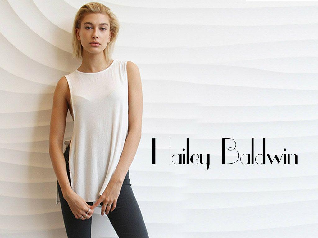 1024x768 Hailey Bieber Wallpaper