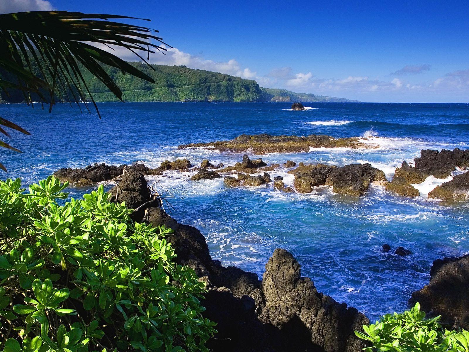 1600x1200 Rocky beach scene wallpaper