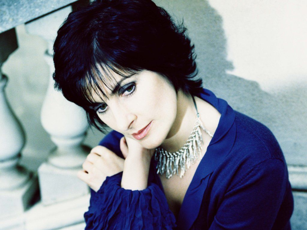 1024x768 ENYA. Camicetta sofisticata da donna in tinta unita