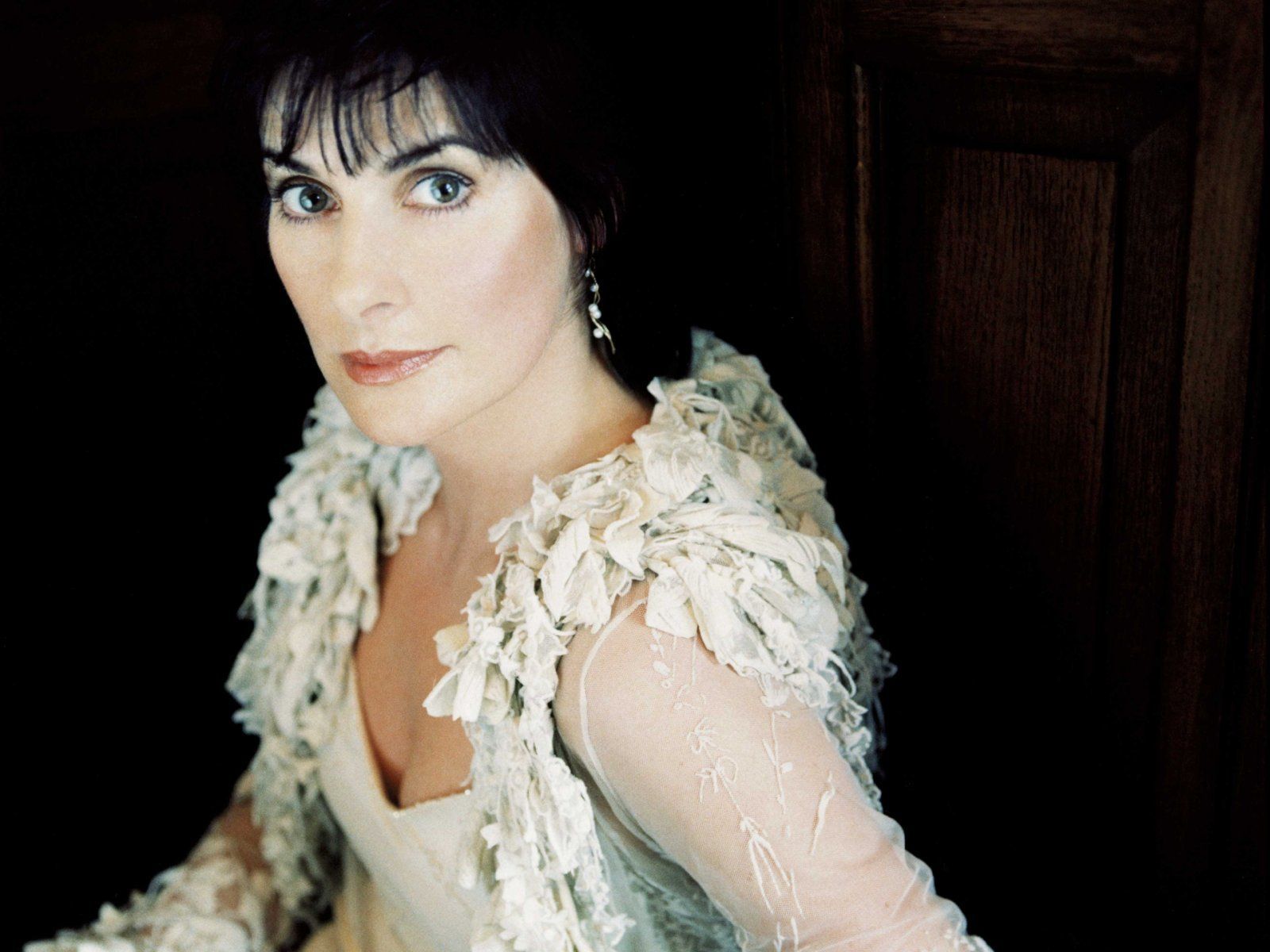 1600x1200 ENYA HD wallpaper