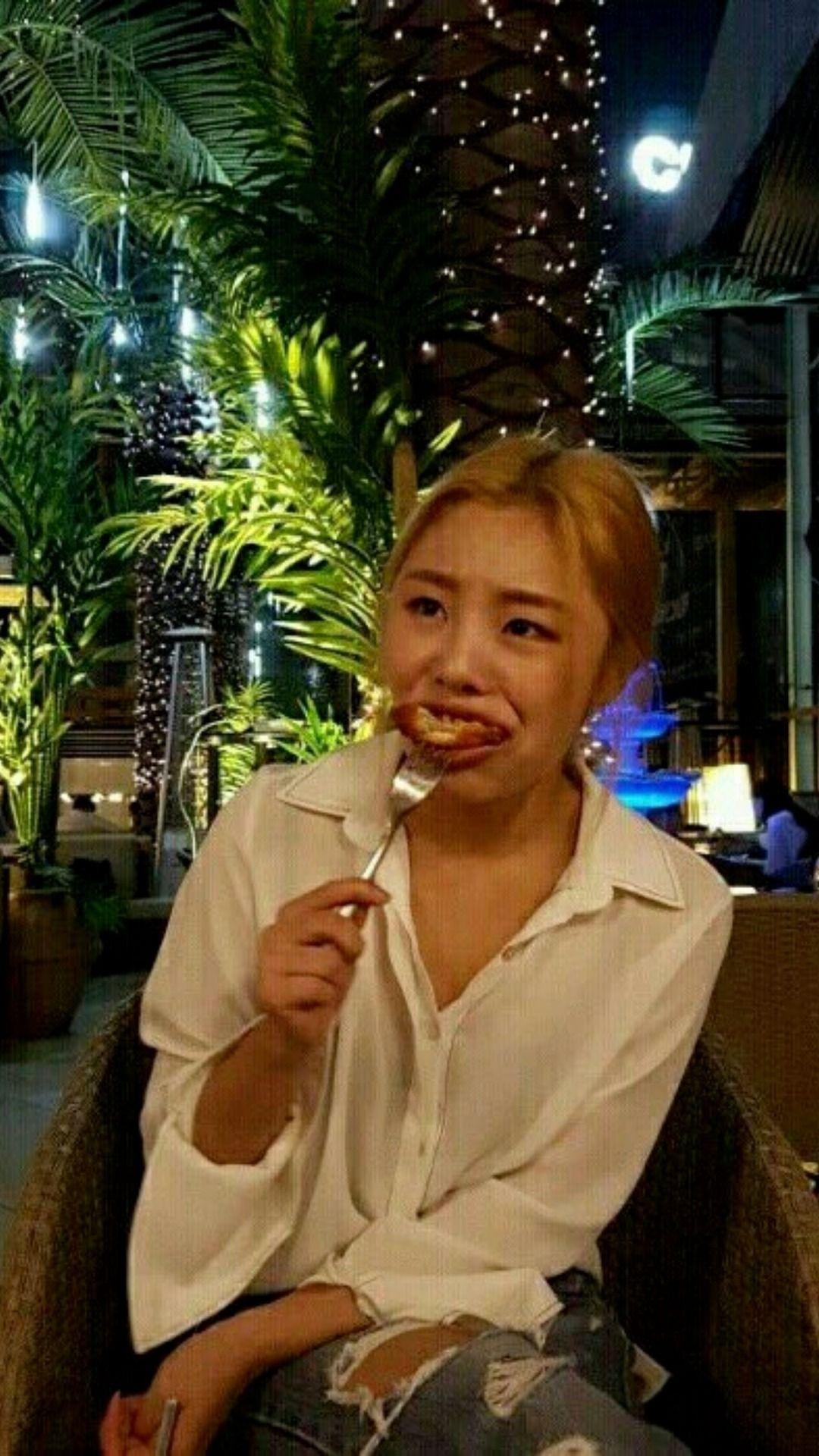 1080x1920 wheein wallpaper