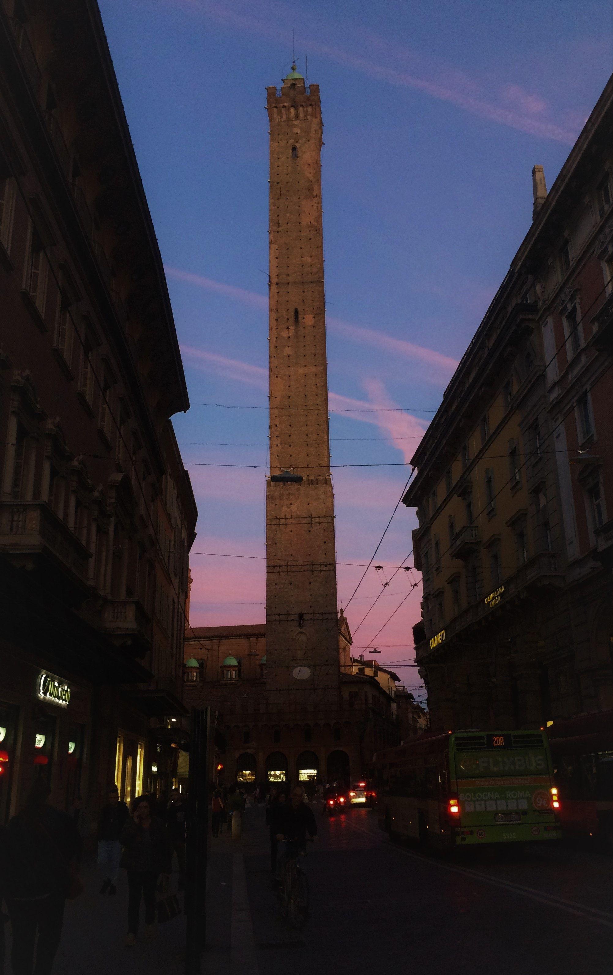 2003x3184 Free of blue skies, bologna, city life