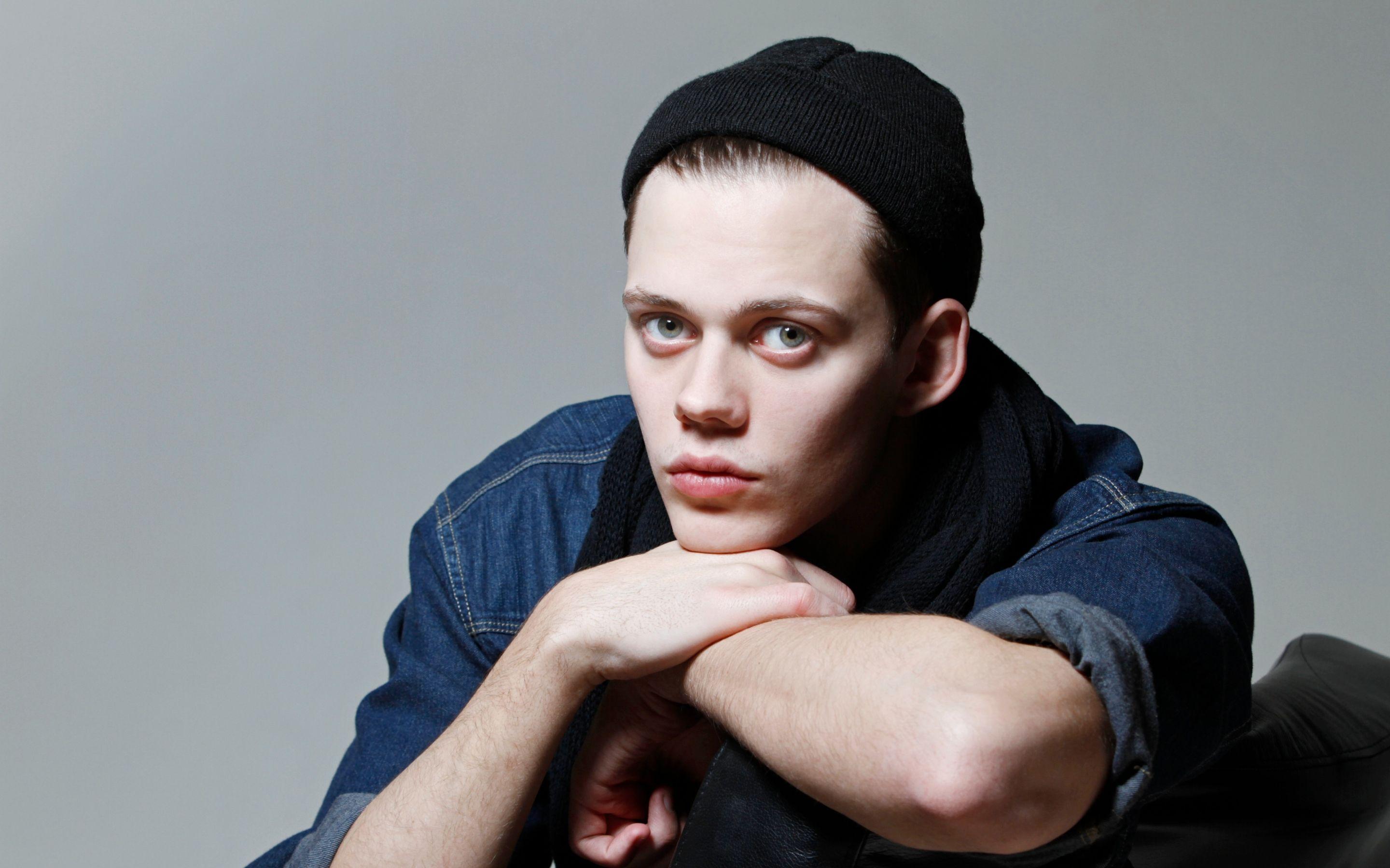 2880x1800 Bill Skarsgard Macbook Pro Retina Wallpaper, HD