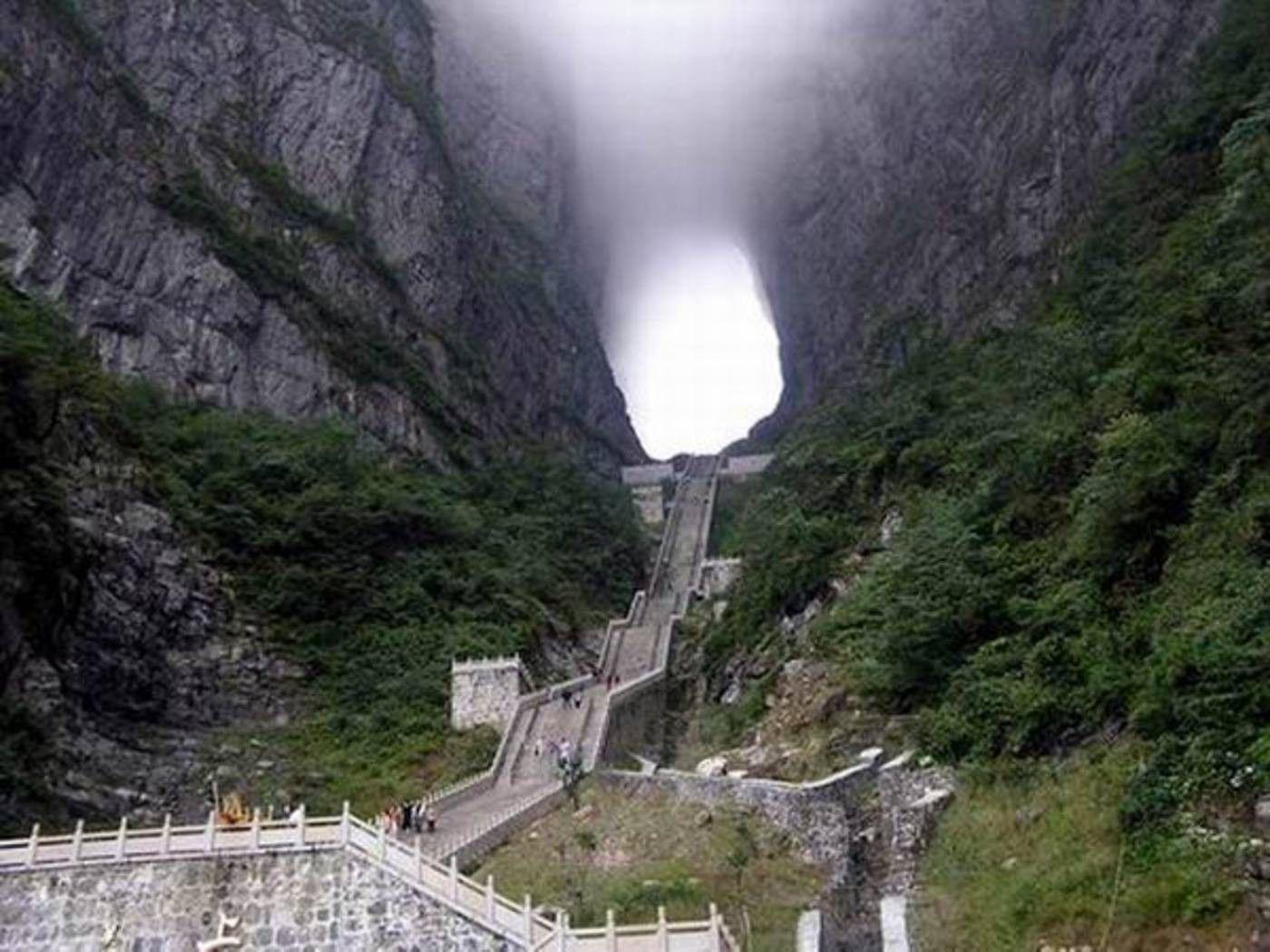 1400x1050 Heavens Gate Mountain Near Zhangjiajie Mountain Tyanmen Tianmen