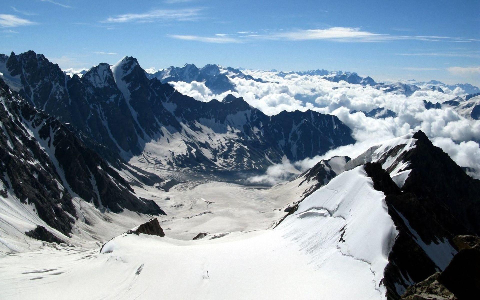 Snow capped mountains. Хан Тенгри гора. Снежные вершины. Черные горы со снежными вершинами. Корсика горы со снегом.