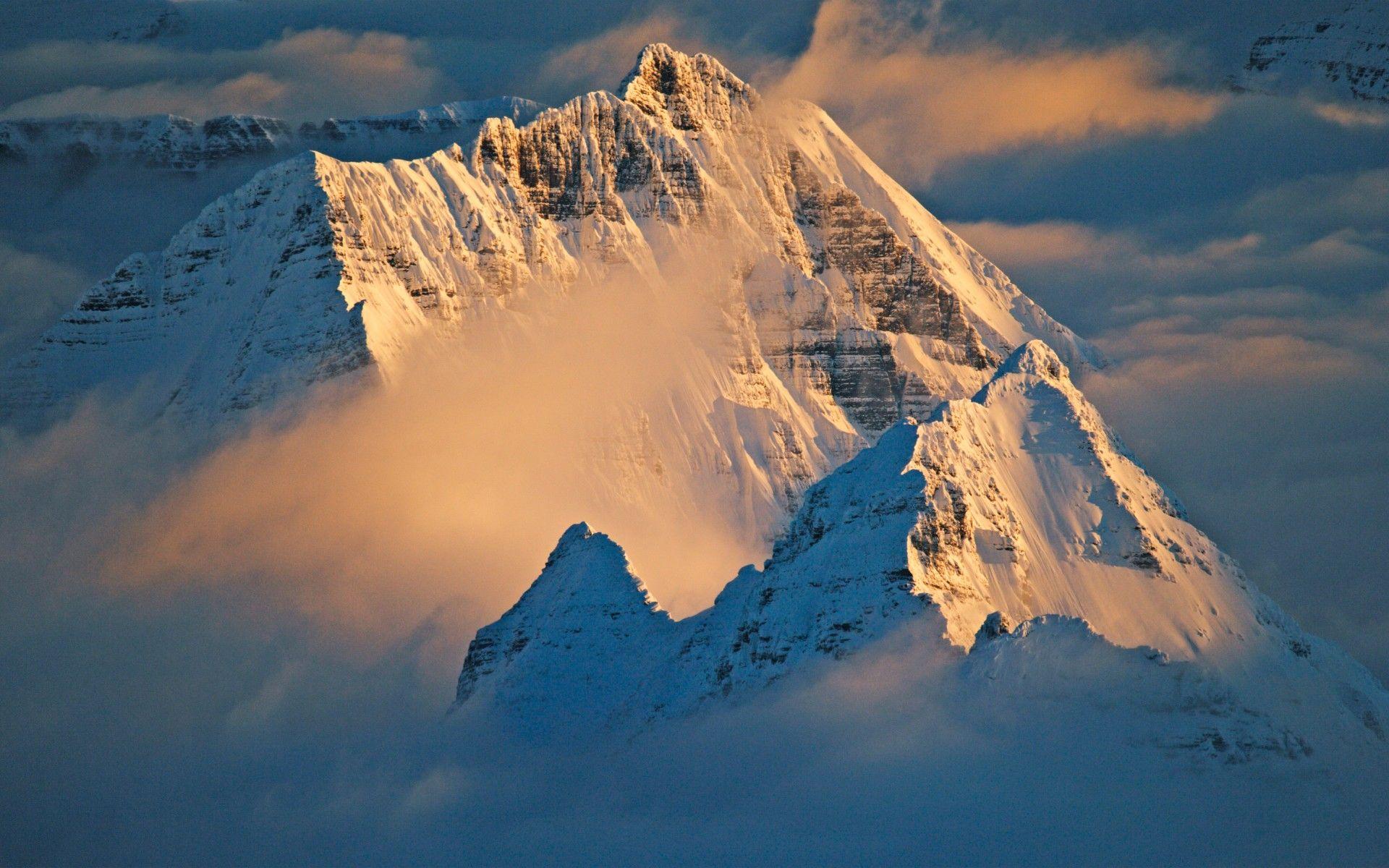 1920x1200 Snow Capped Mountains