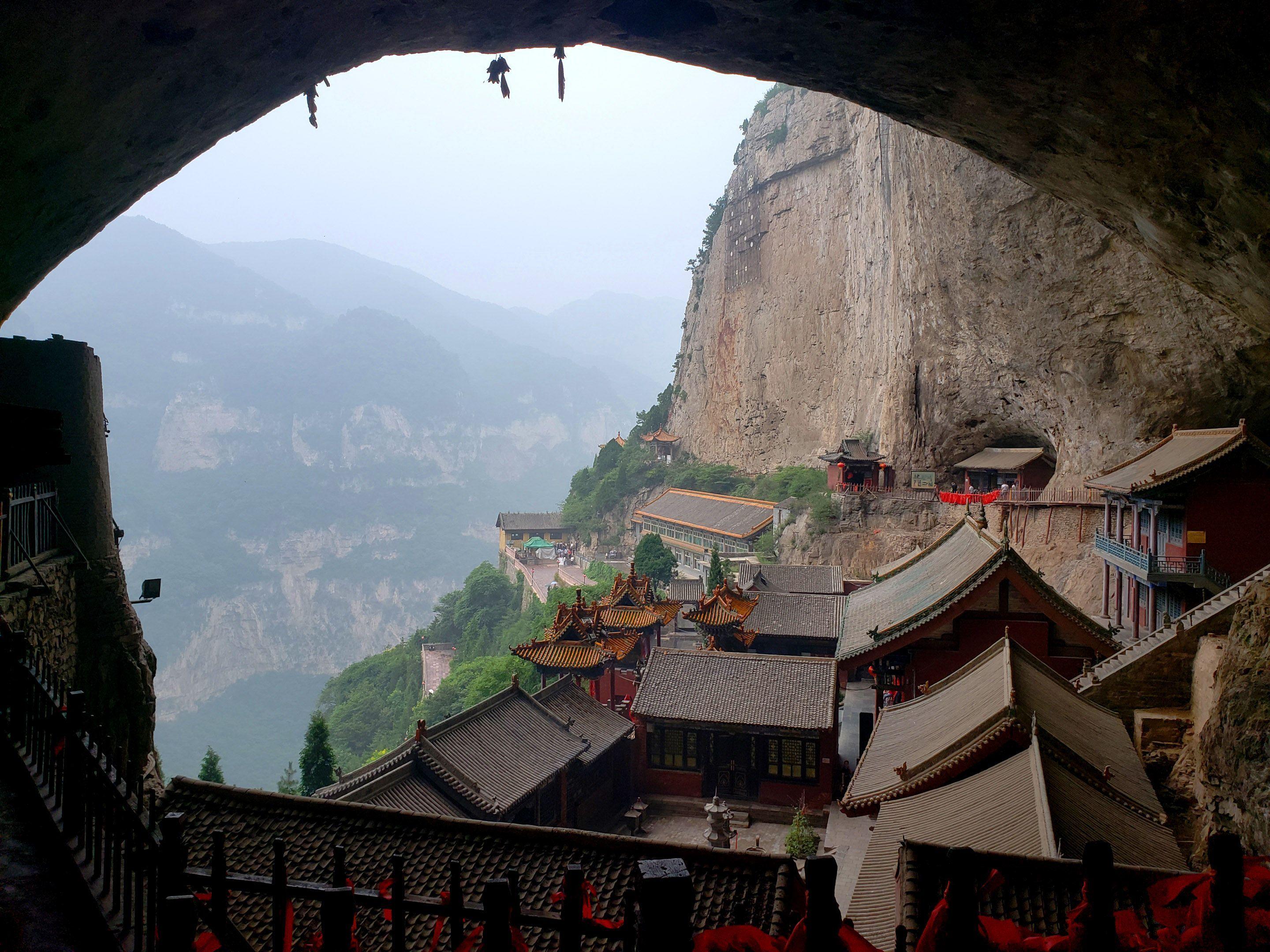 2880x2160 Mianshan View from inside the temple cave, Pingyao, China