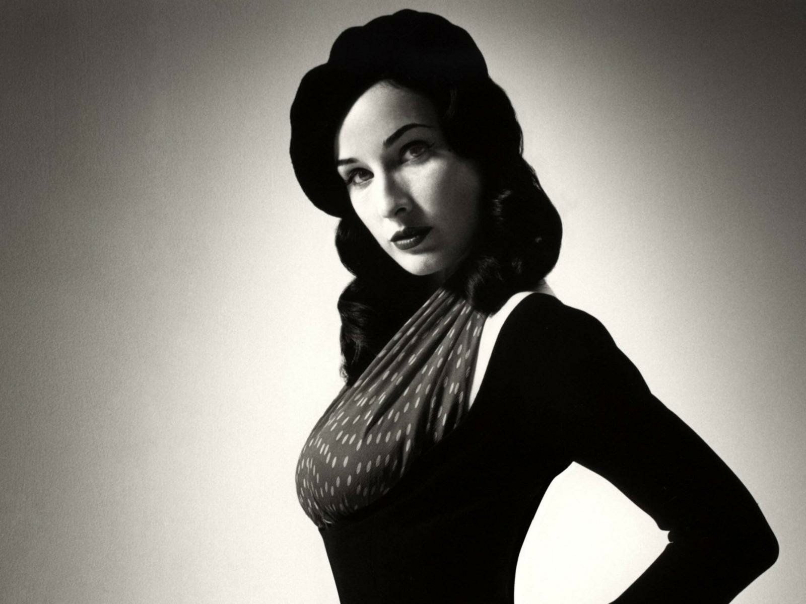 1600x1200 Download Celebrity Dita Von Teese Wallpaper