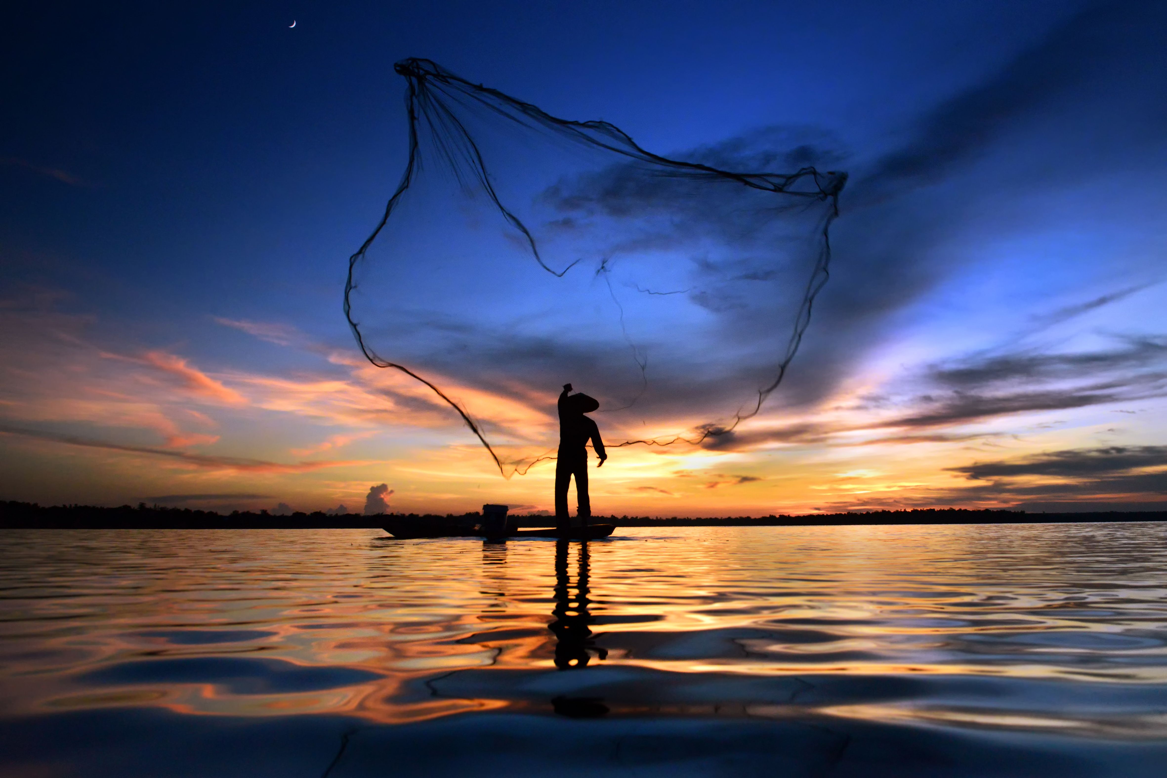 4724x3150 4K Ultra HD: Tranquil Lake Fishing at Sunset