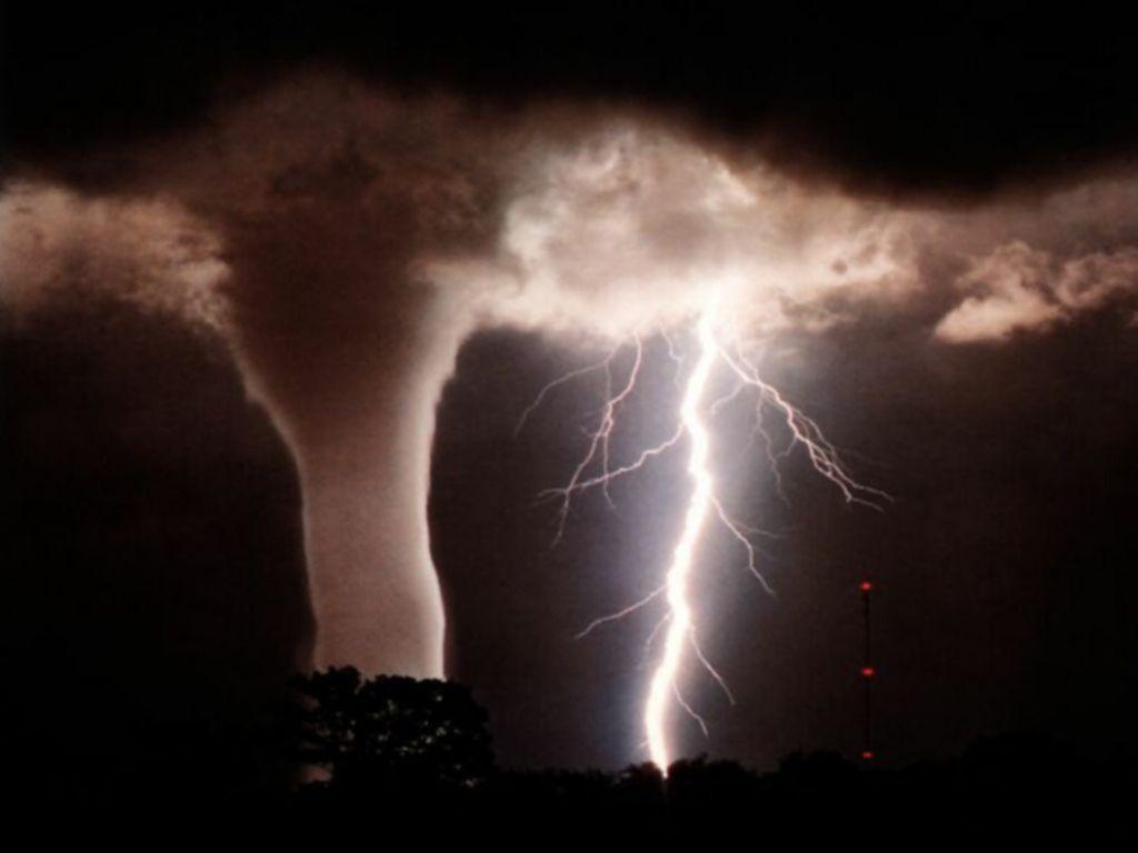 1024x768 Lightning Wallpaper HD