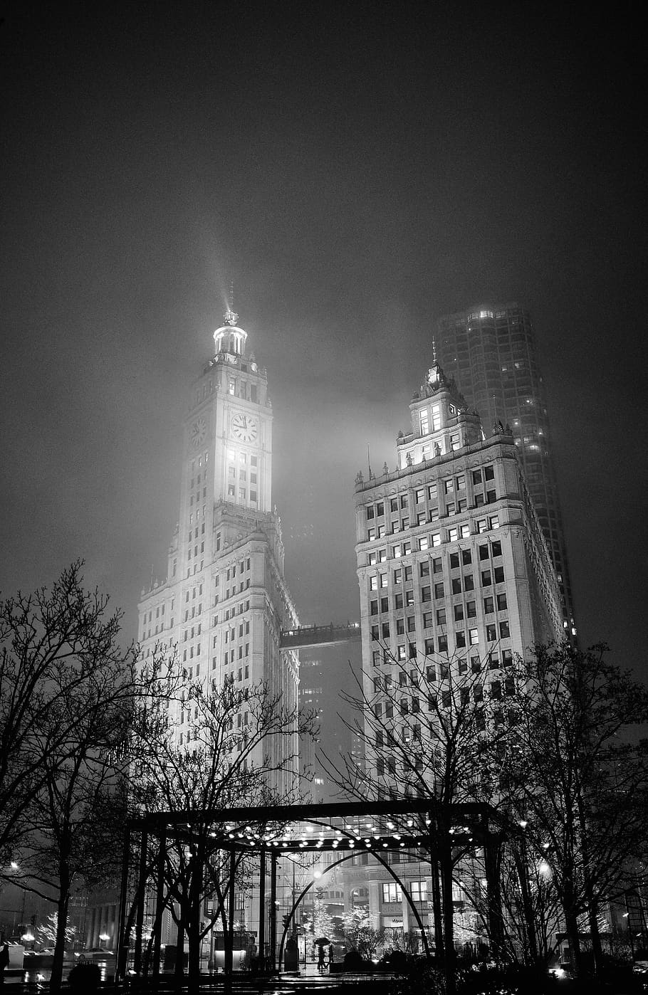 910x1398 HD wallpaper: chicago, black and white, urban, rain, fog, gotham