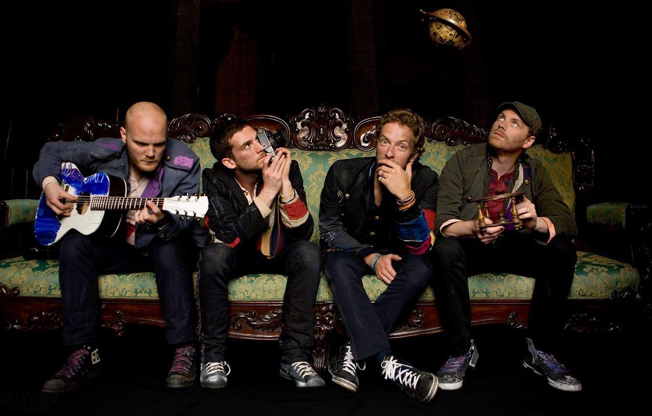 1332x850 Wallpaper sofa, guitar, group, coldplay, Chris Martin, Johnny