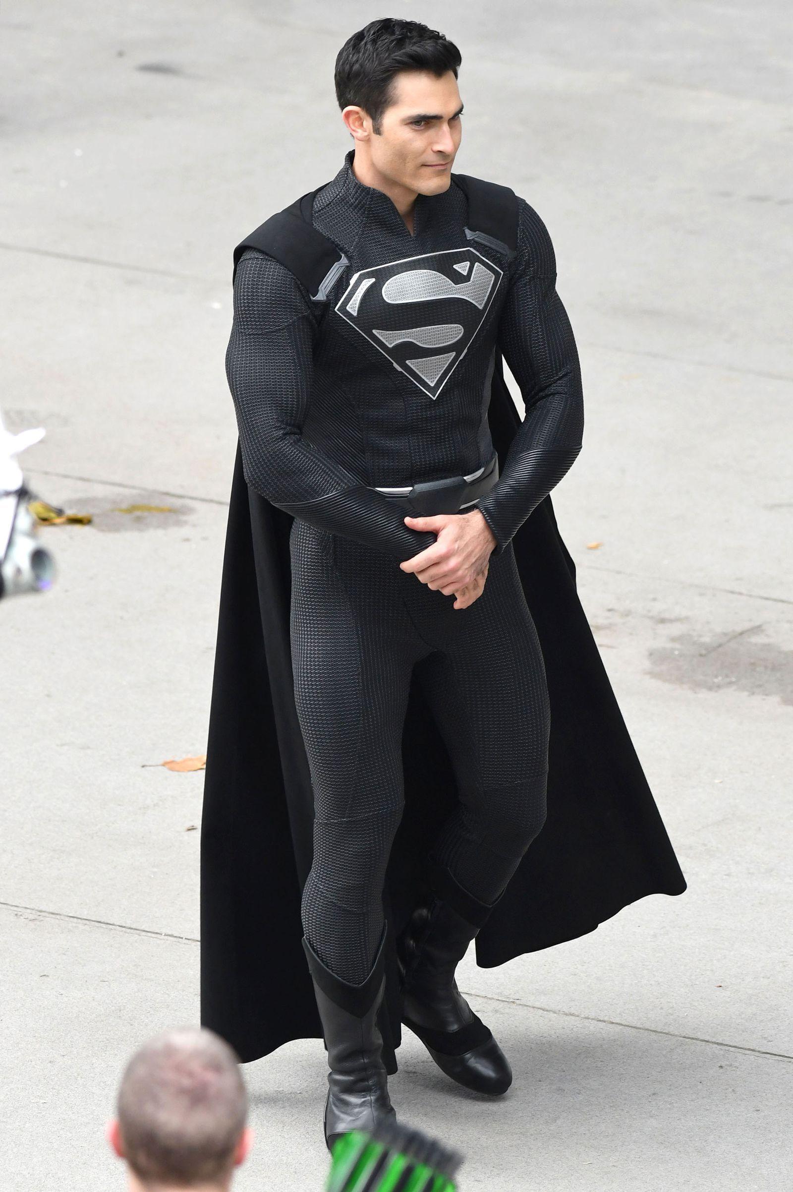 1600x2404 Superman's black suit in Elseworlds crossover explained. Superman