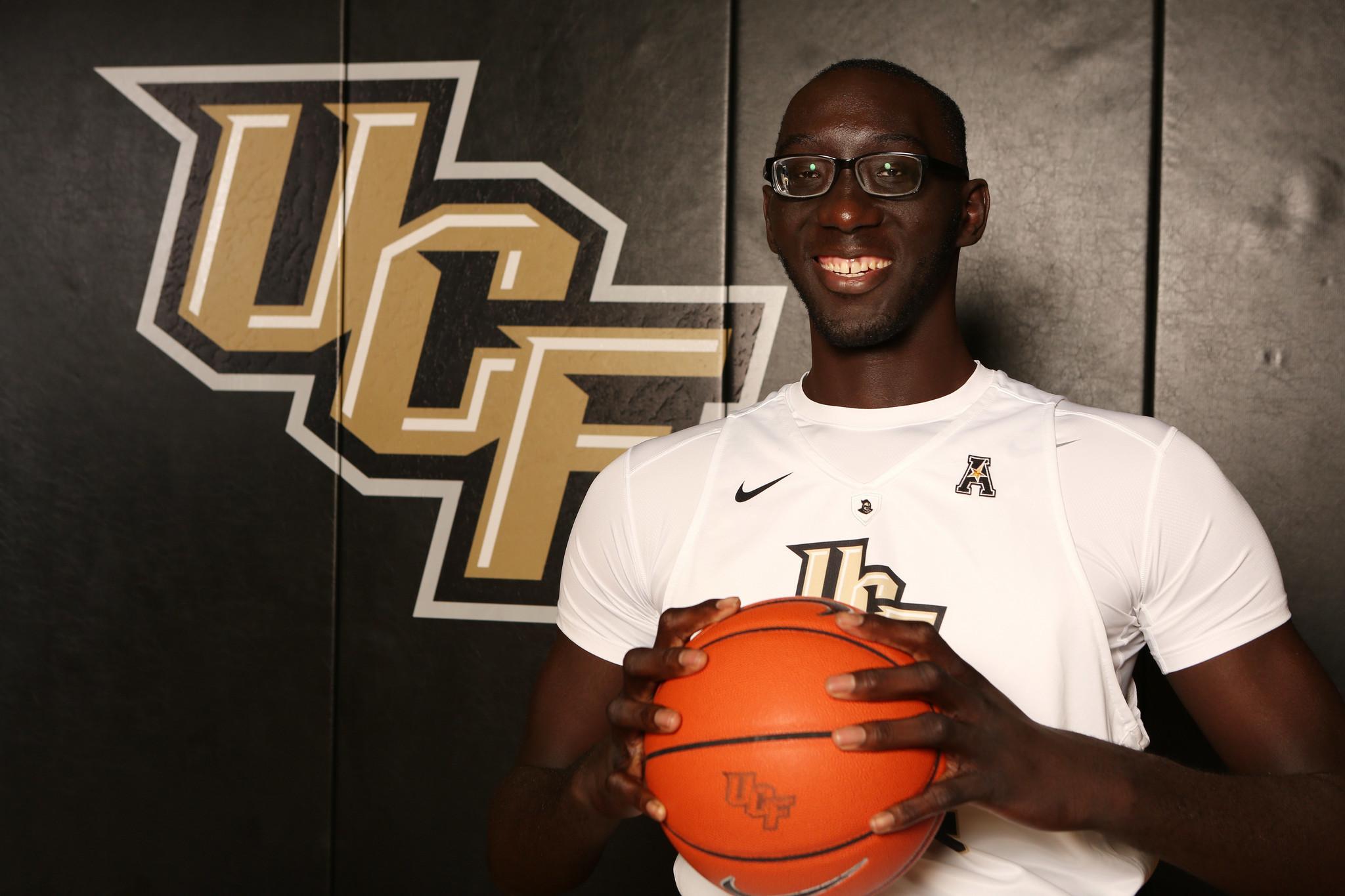 Тако фолл. Tacko Fall. Tacko Fall обои. Tacko Fall and Shaq. Tacko Fall с кольцом.