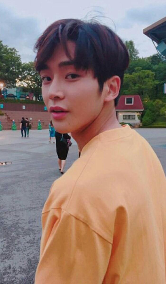 700x1200 Rowoon Wallpaper