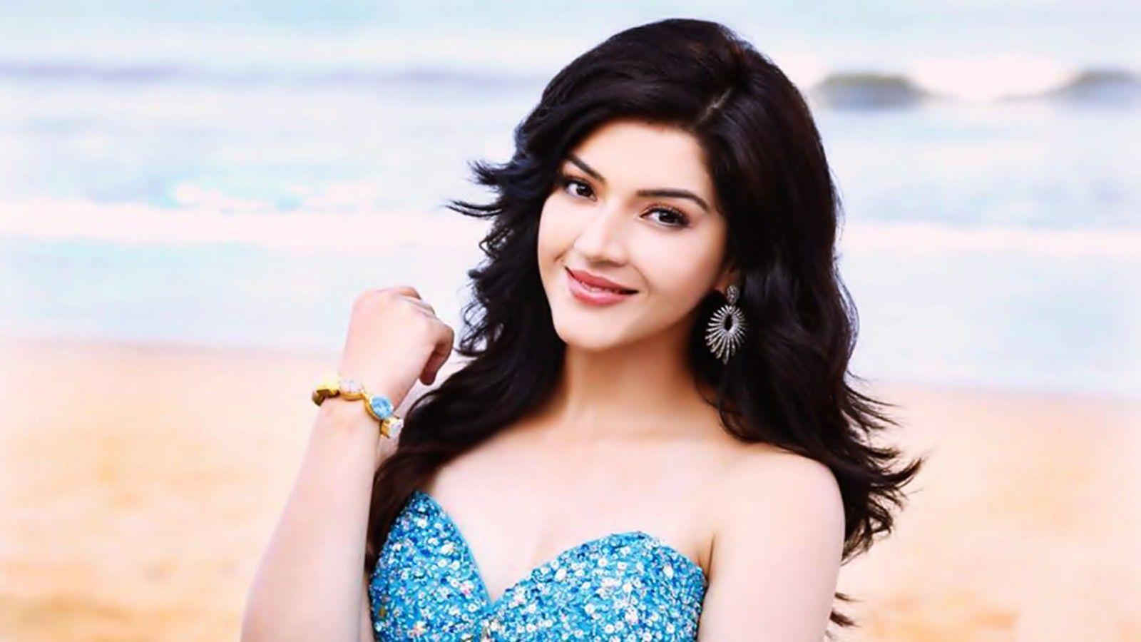 1600x900 Mehreen Pirzada Wallpaper HD Pirzada