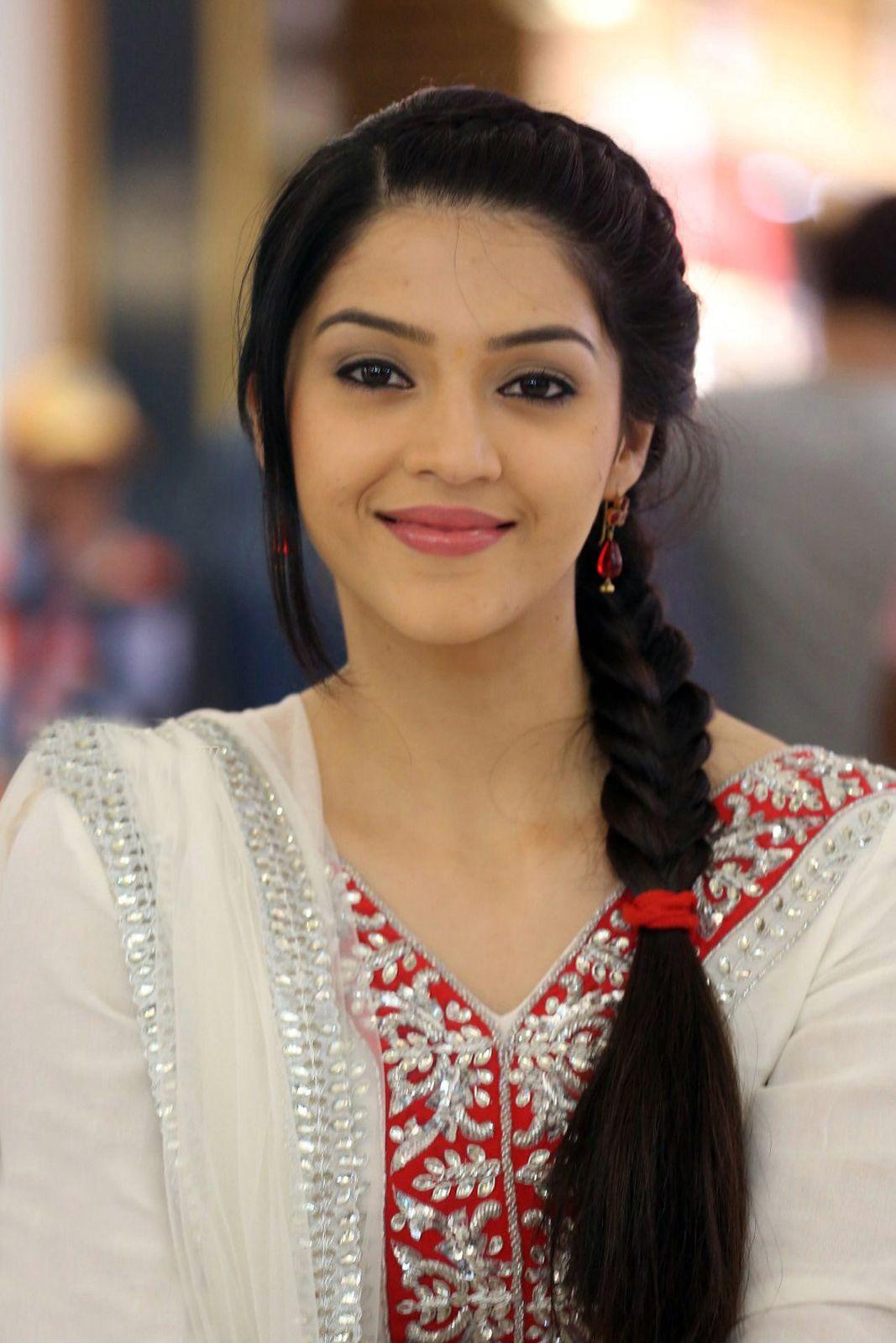 1067x1600 Mehreen Pirzada Hot Picture And Latest HD Wallpaper