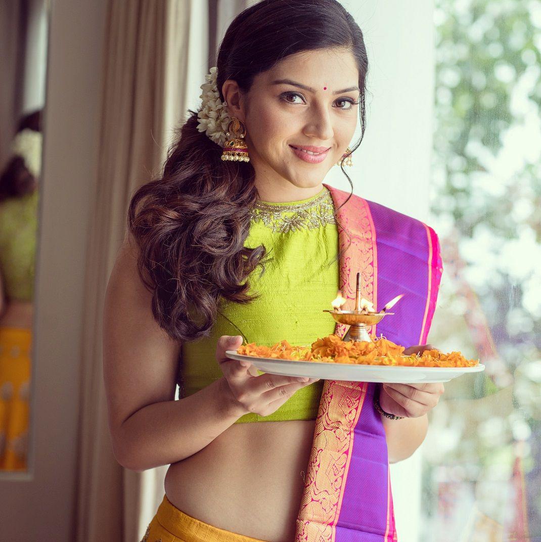 1070x1072 Mehreen Pirzada Hot Navel Show Photo. Sizzling Bikini Picture