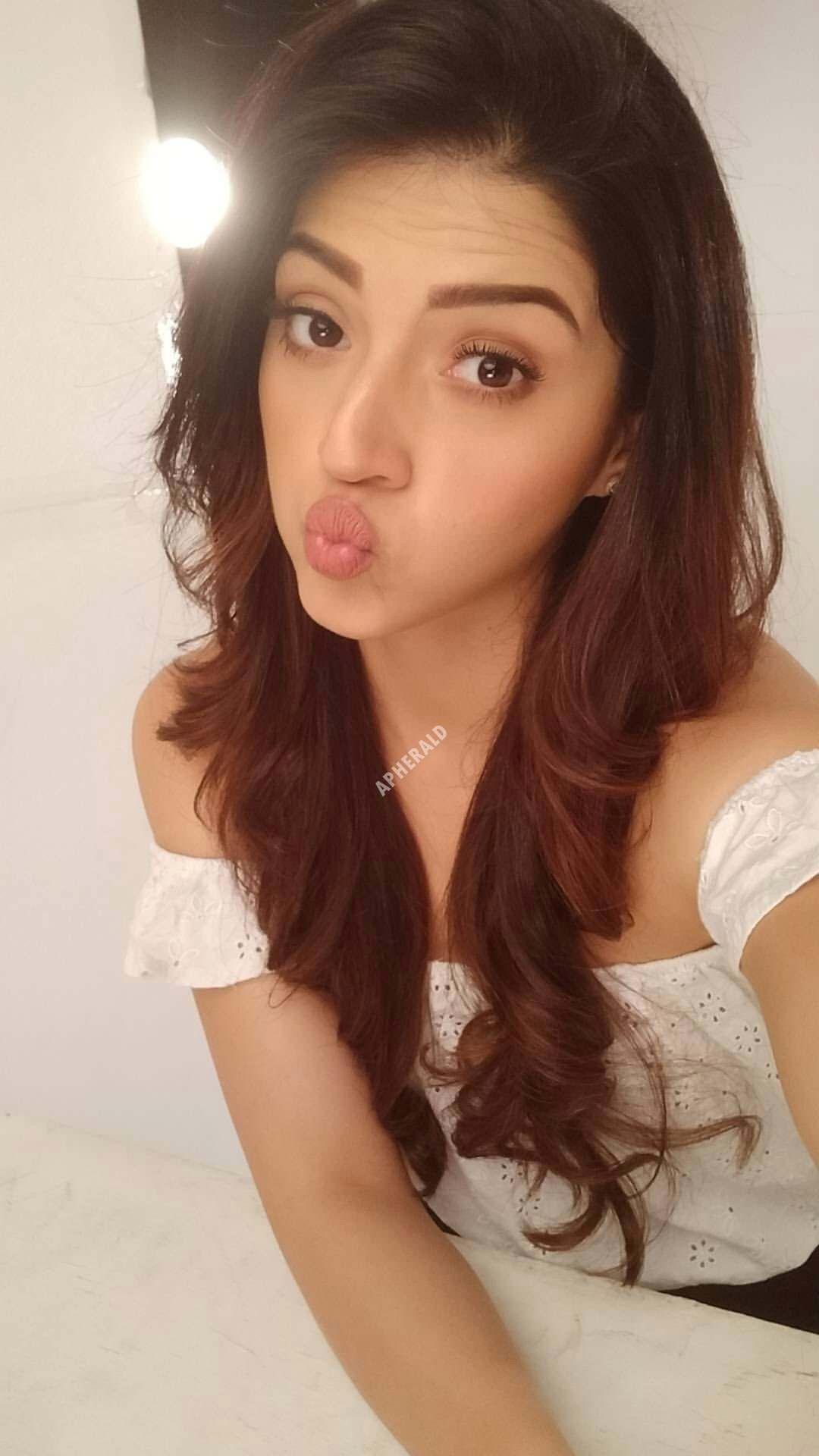 1080x1920 Mehreen Pirzada, Download Wallpaper