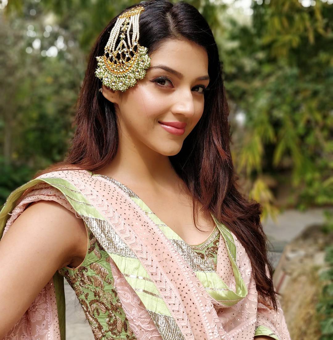 1080x1104 Mehreen Pirzada: Movies, TV