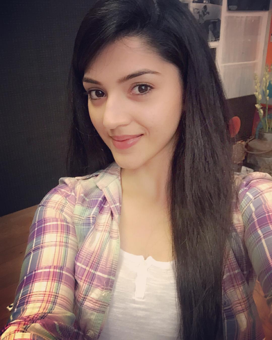 1080x1350 Mehrene Kaur Pirzada Wallpaper