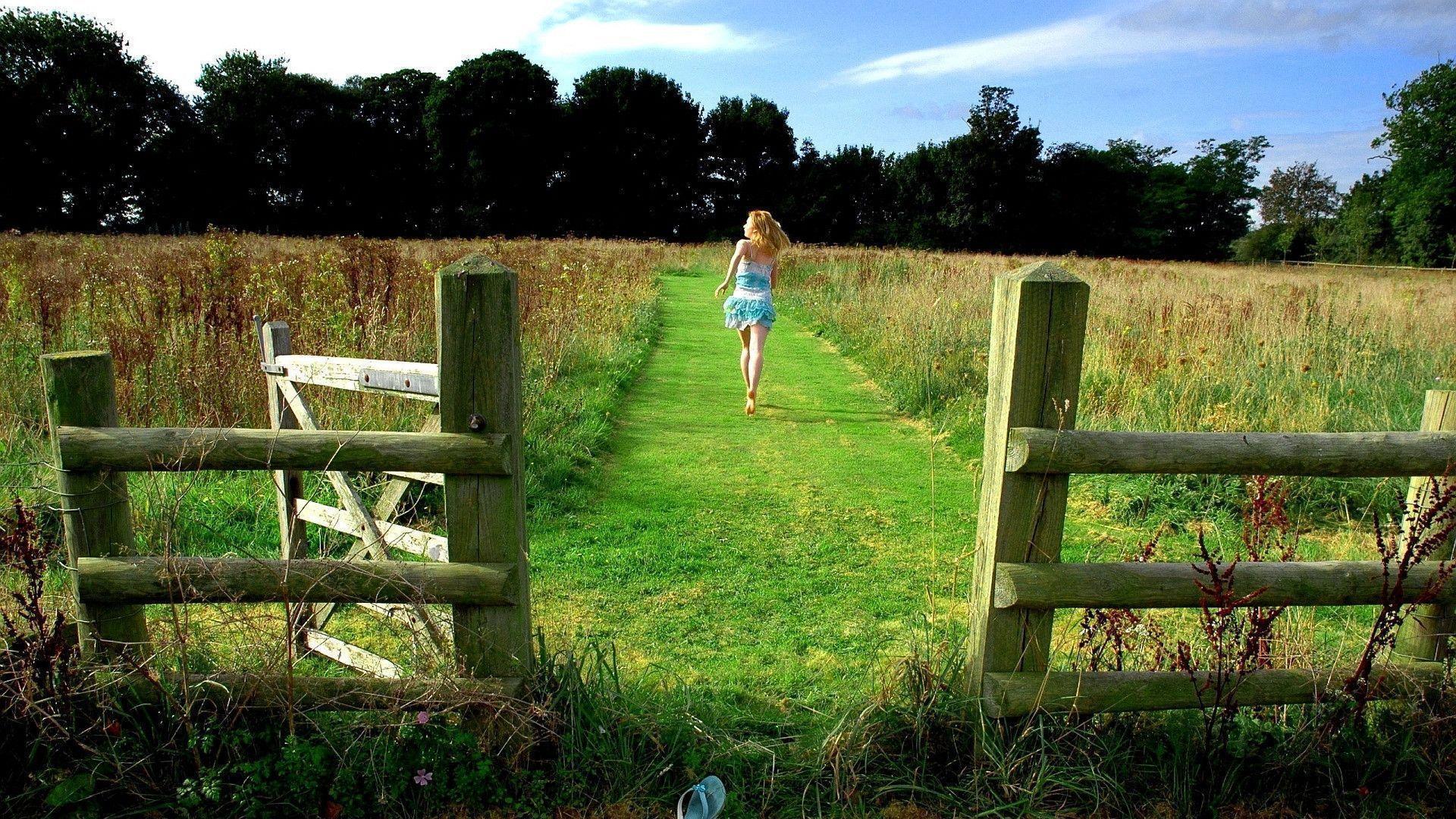 1920x1080 Full HD Wallpaper Girls Running On Farm
