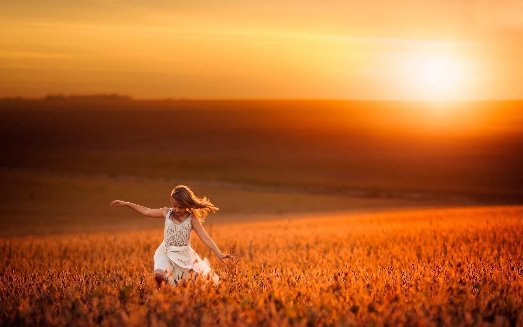 1680x1050 Sunset time cute girl in farm. Pier420 #sunset #farm #girl