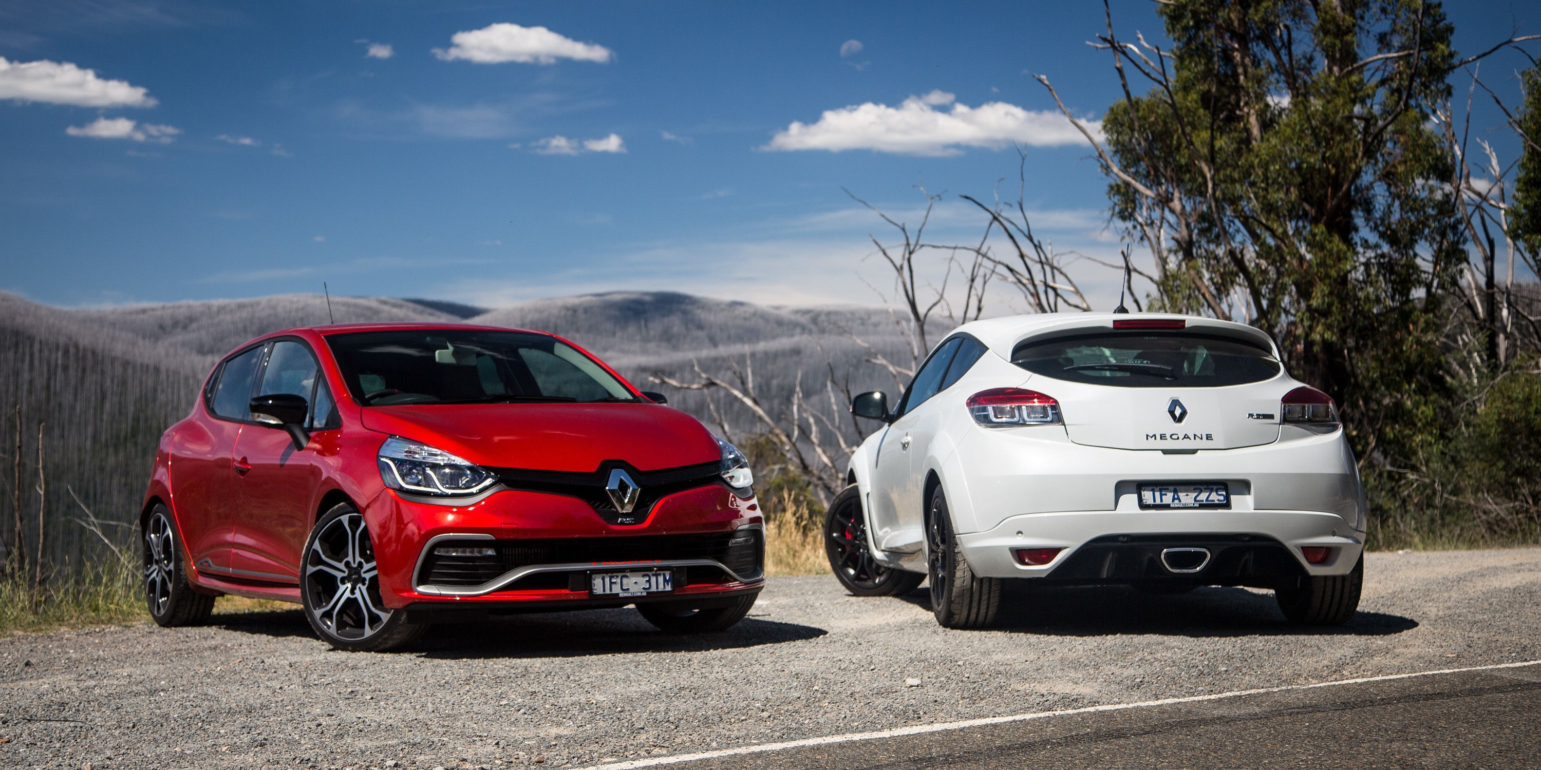 3000x1500 Download Car White Car Compact Car Renault Vehicle Renault Clio HD Wallpaper