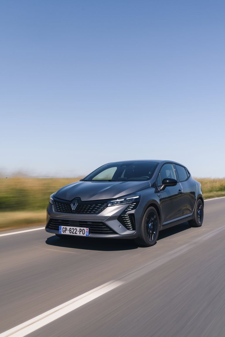 768x1152 Renault Clio quality free high resolution car image, picture and photo