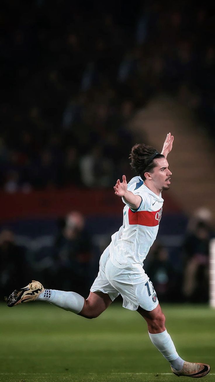 736x1308 Vitinha PSG wallpaper