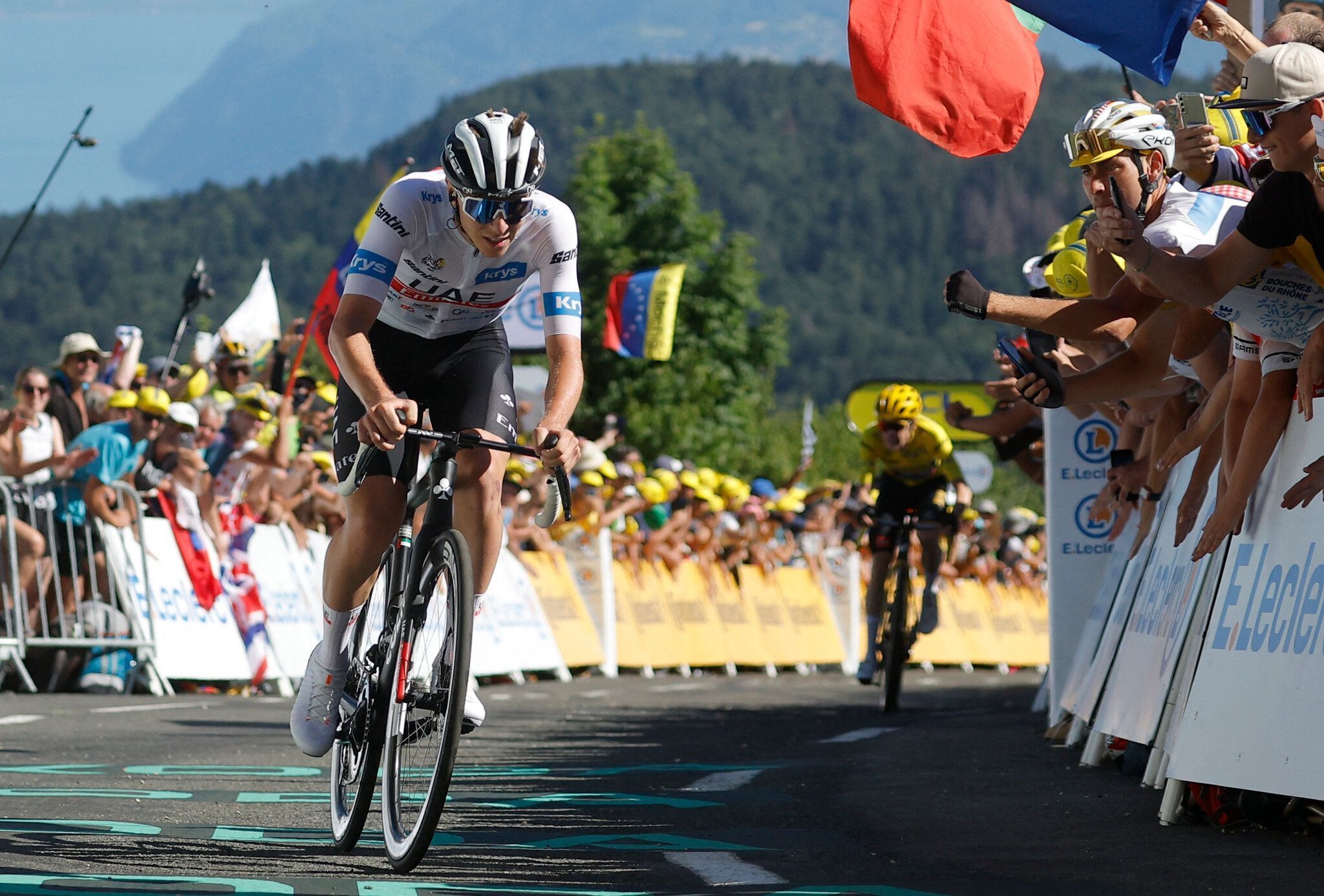 2048x1387 Pogacar Gains on Vingegaard at the Tour de France