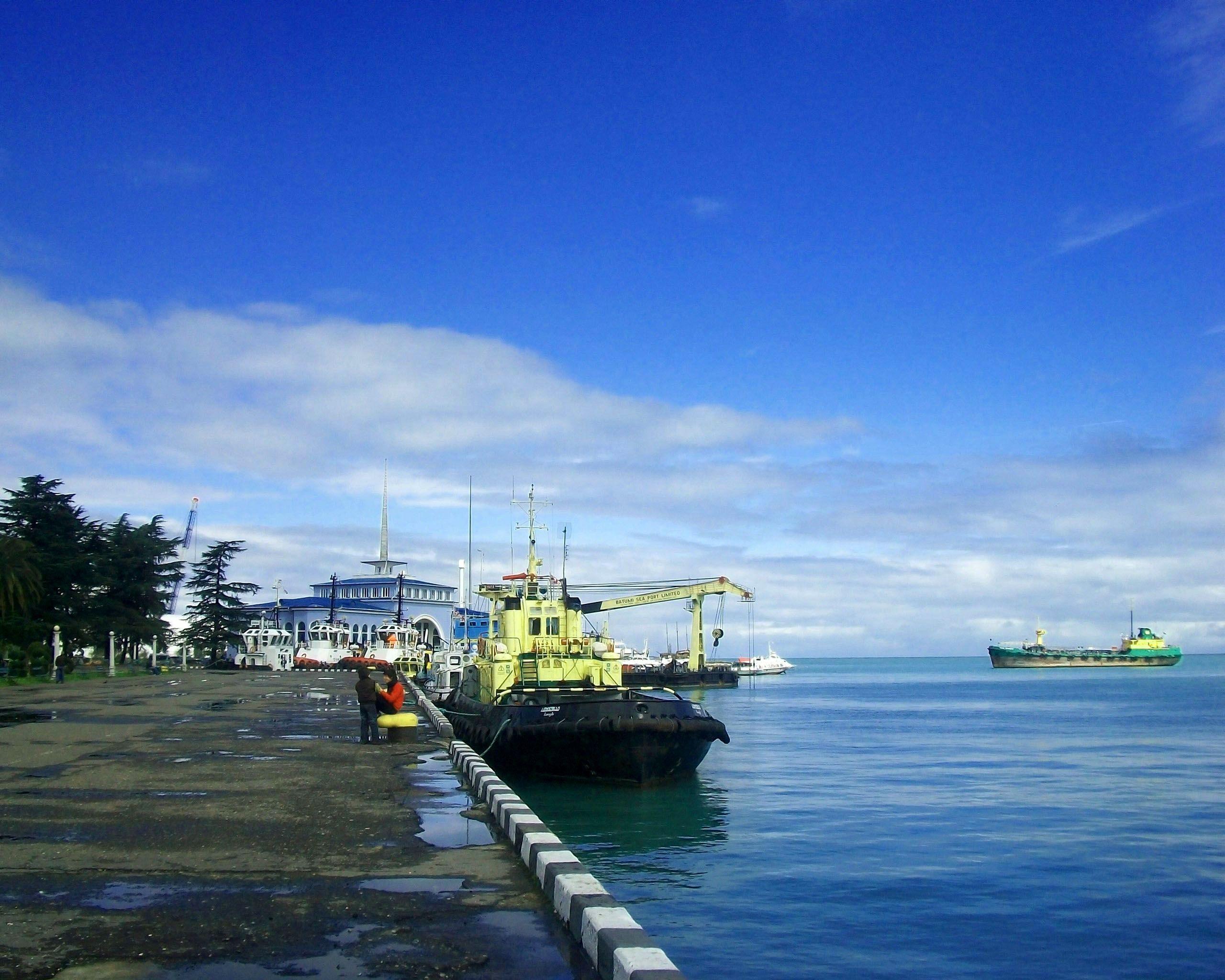 2560x2048 Batumi sea port after night shower