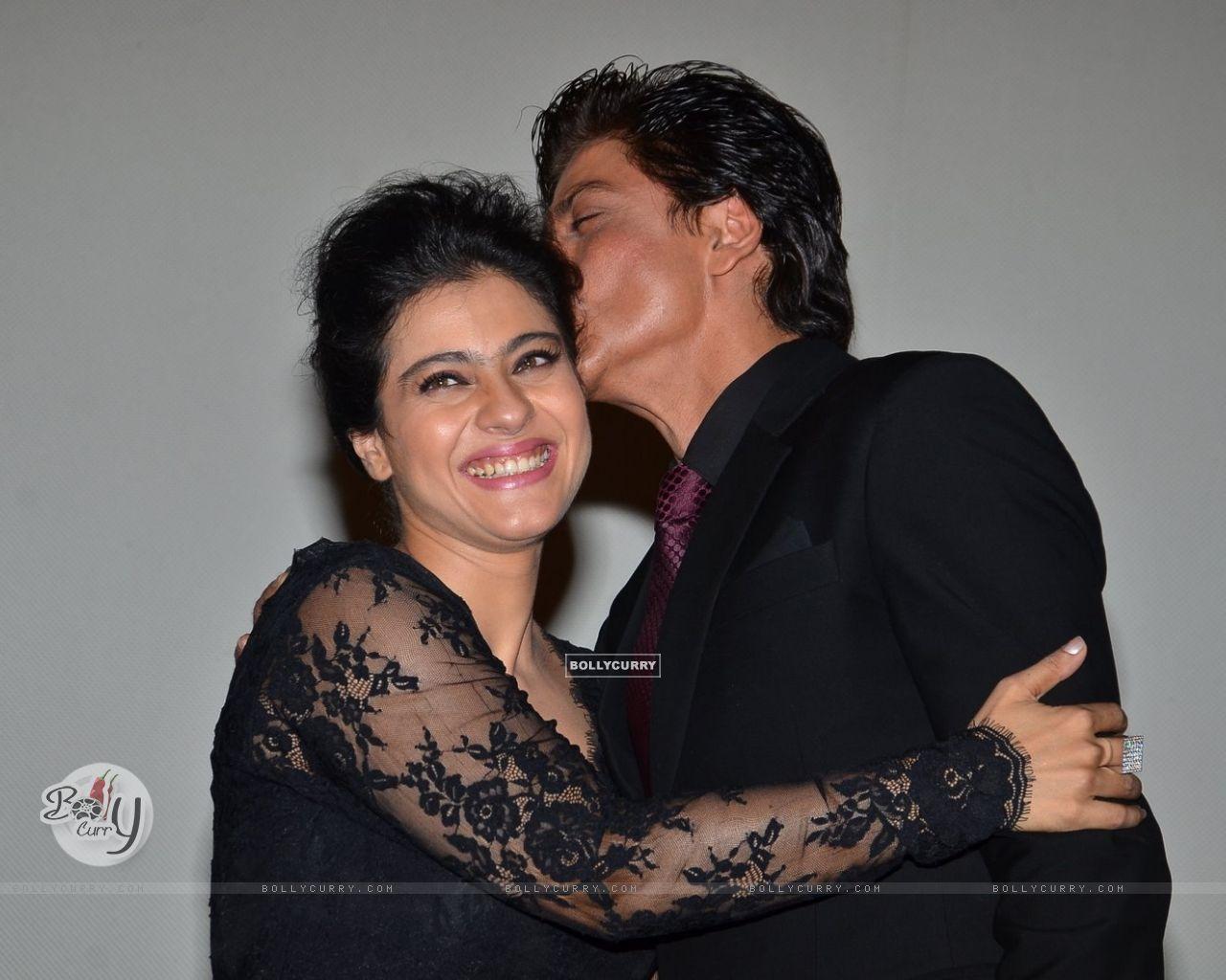 1280x1024 Wallpaper Rukh Khan gave Kajol a kiss at 1000 Weeks