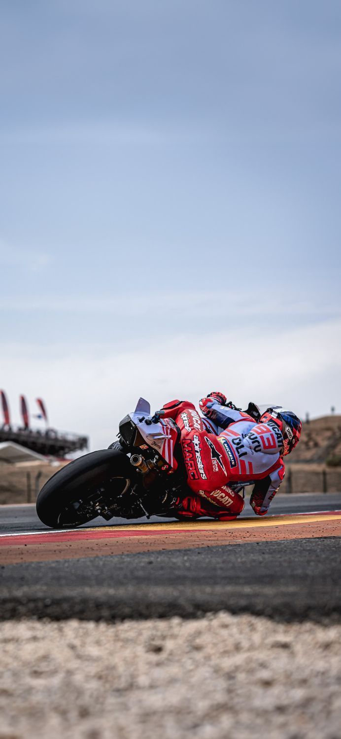 692x1500 Marc Marquez