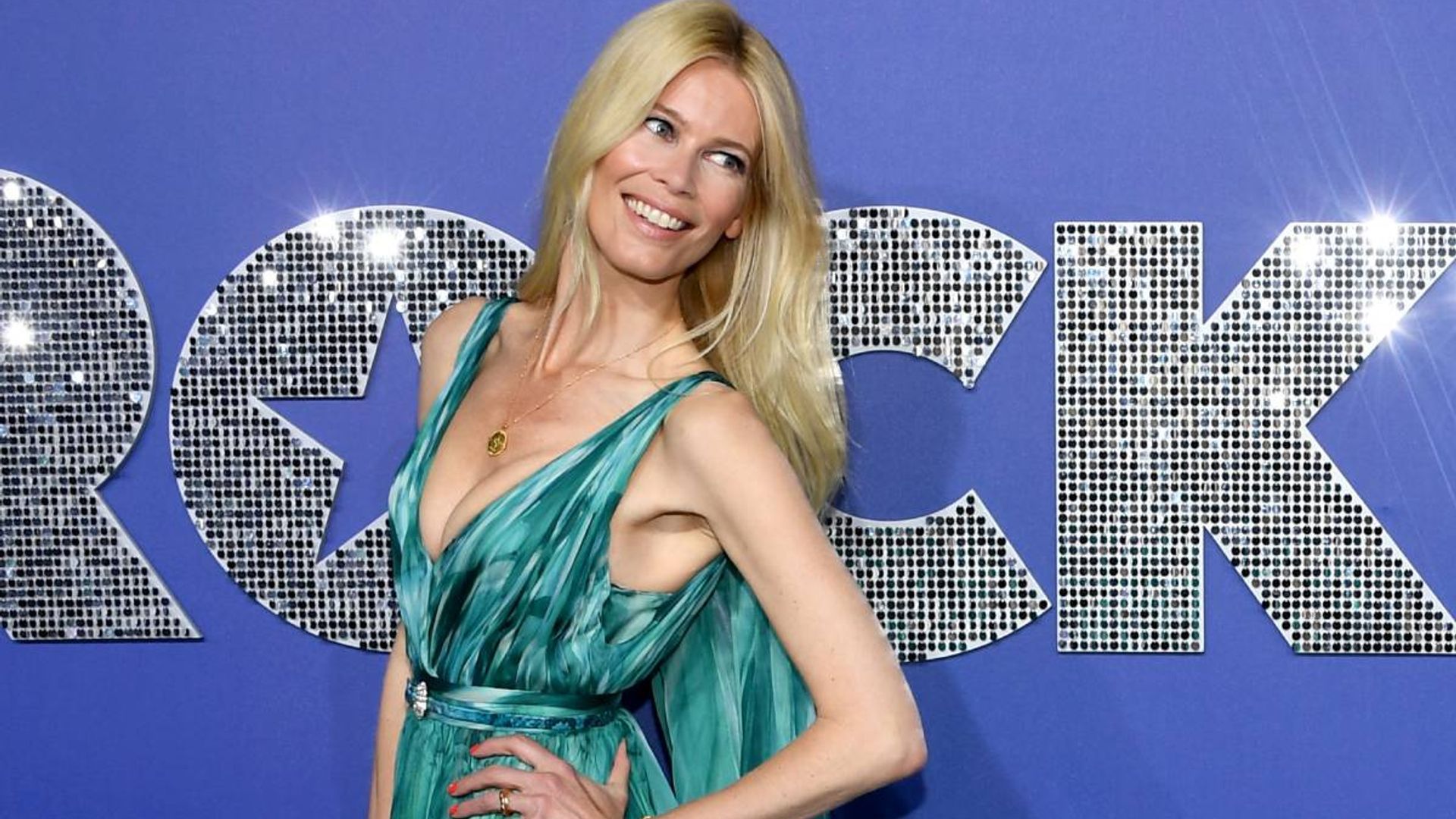 1920x1080 Claudia Schiffer sunbathes inside lush green gardens of her LA home it is beautiful. HELLO!