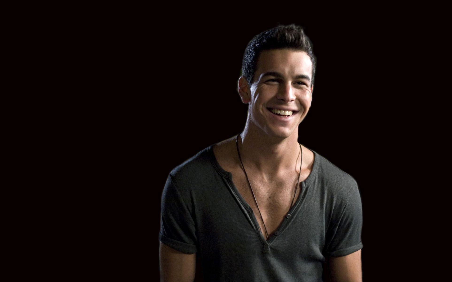 1925x1200 Mario Casas HD Wallpaper for desktop download
