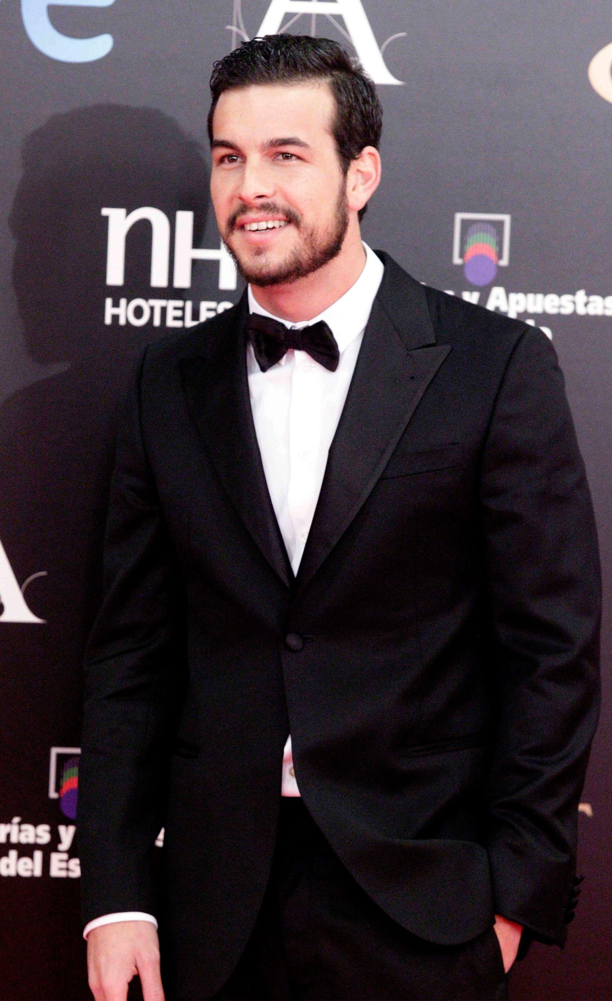 2091x3422 Mario Casas HD iPhone
