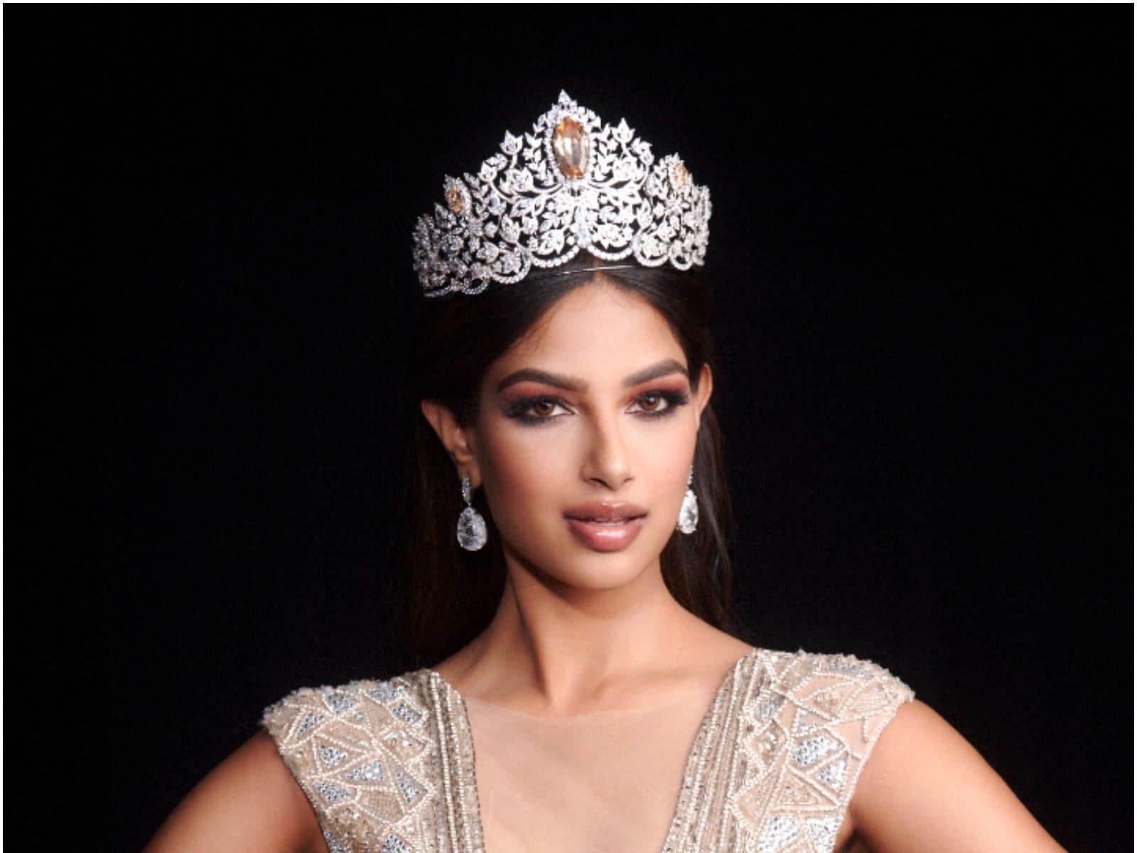 1600x1200 Glamourous Harnaaz Sandhu Gives Major