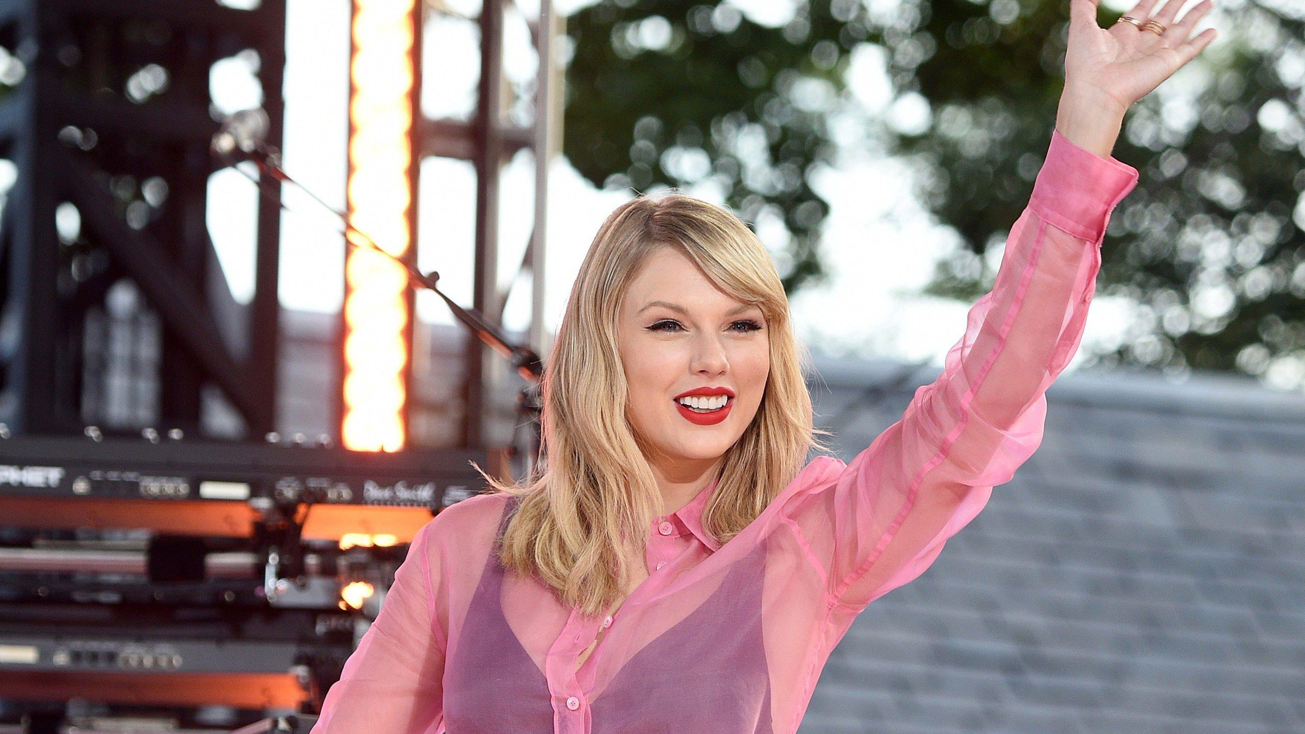 2560x1440 of the Most Relatable Lyrics From Taylor Swift's New Album Lover