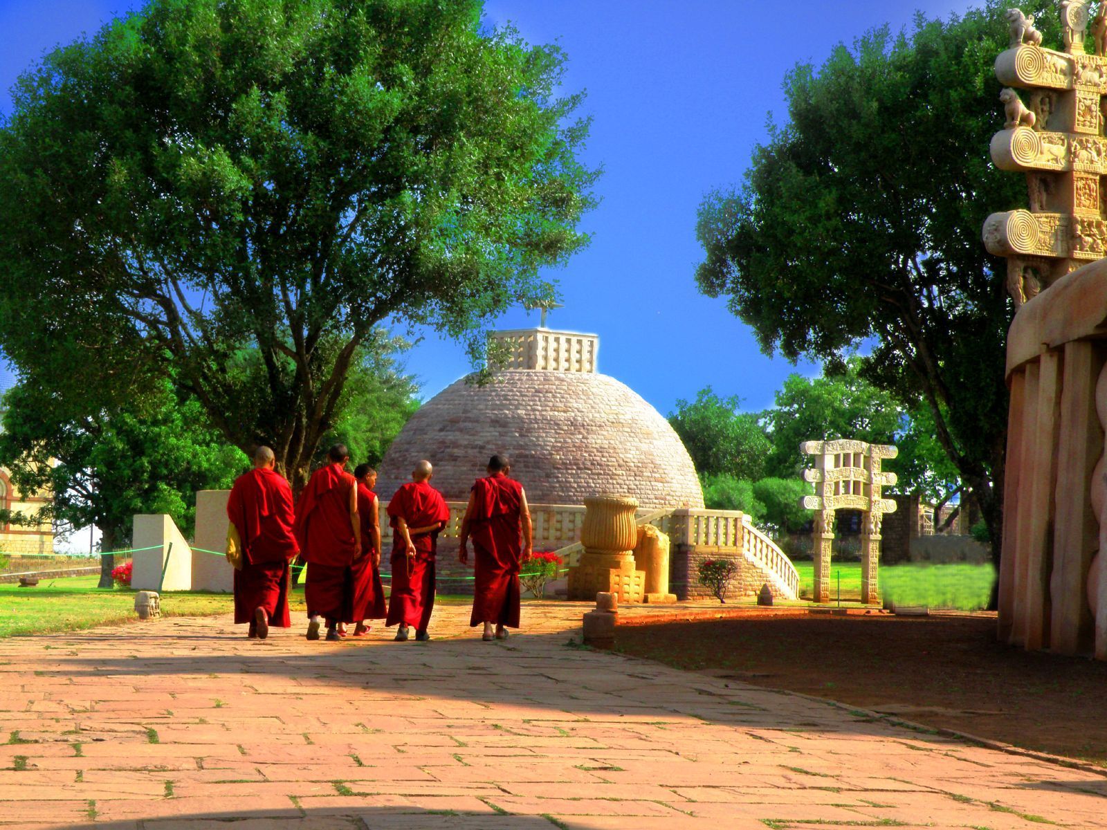 1600x1200 Monks visiting the Sanchi