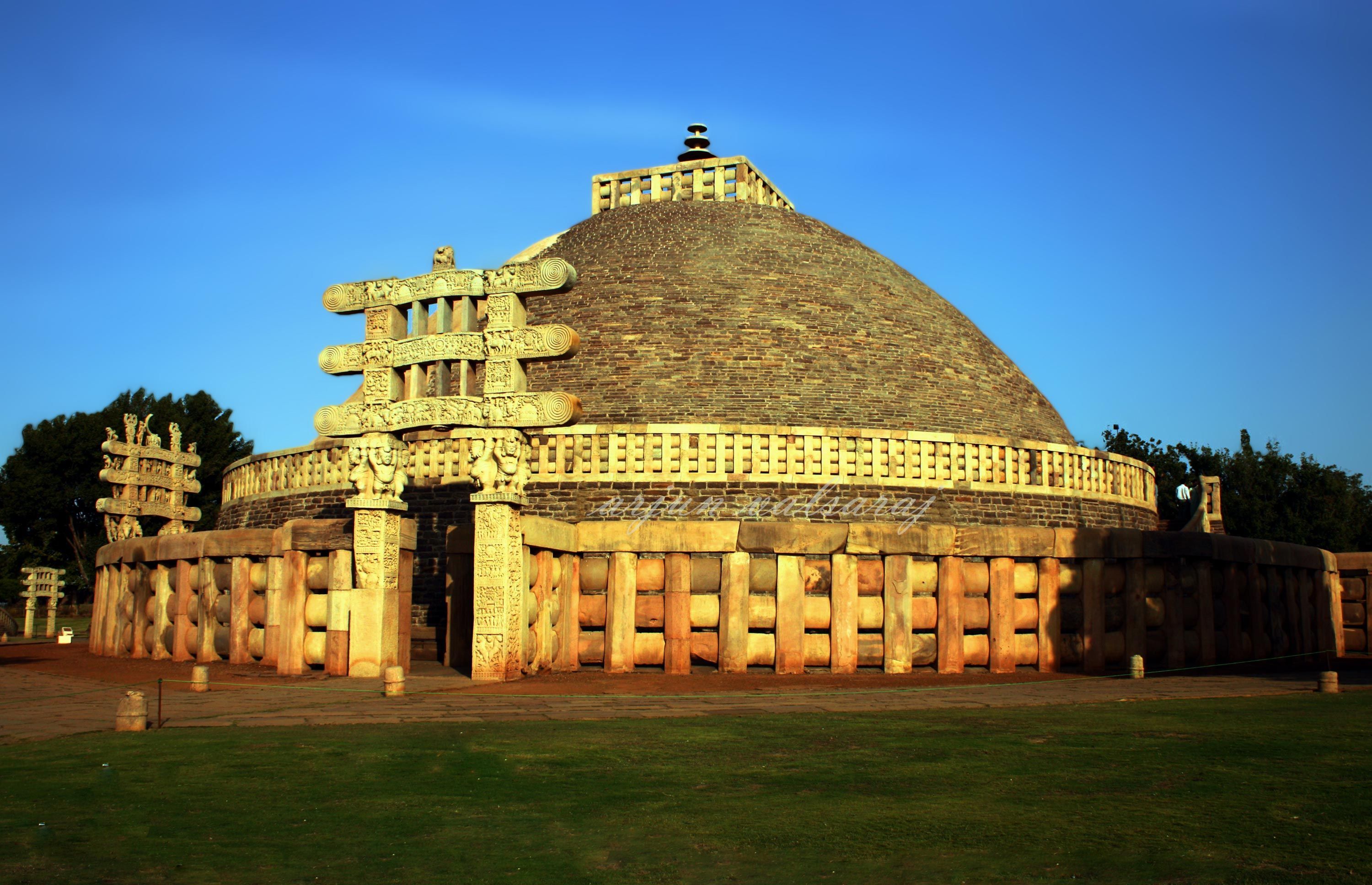 3000x1936 Stupas on the hill
