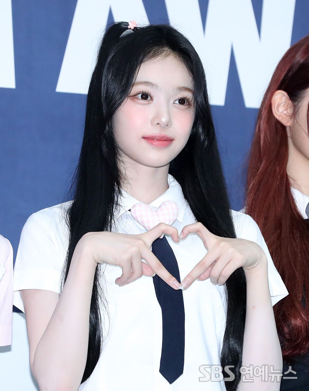1200x1519 Hearts2Hearts' IAN Flashes Finger Heart At K World Dream Awards