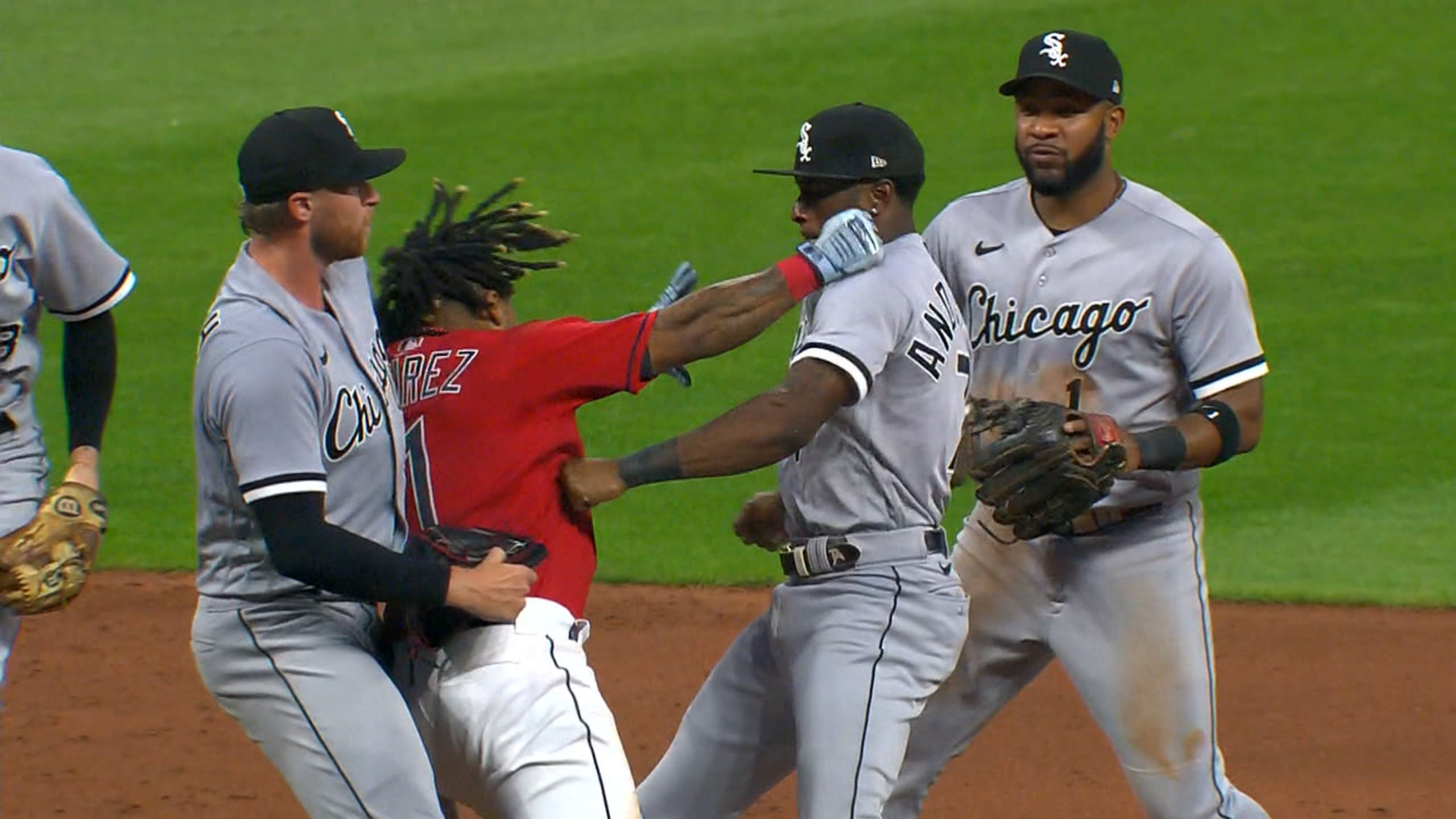 2560x1440 White Sox's Tim Anderson and Guardians' José Ramírez trade punches during brawl at Progressive Field