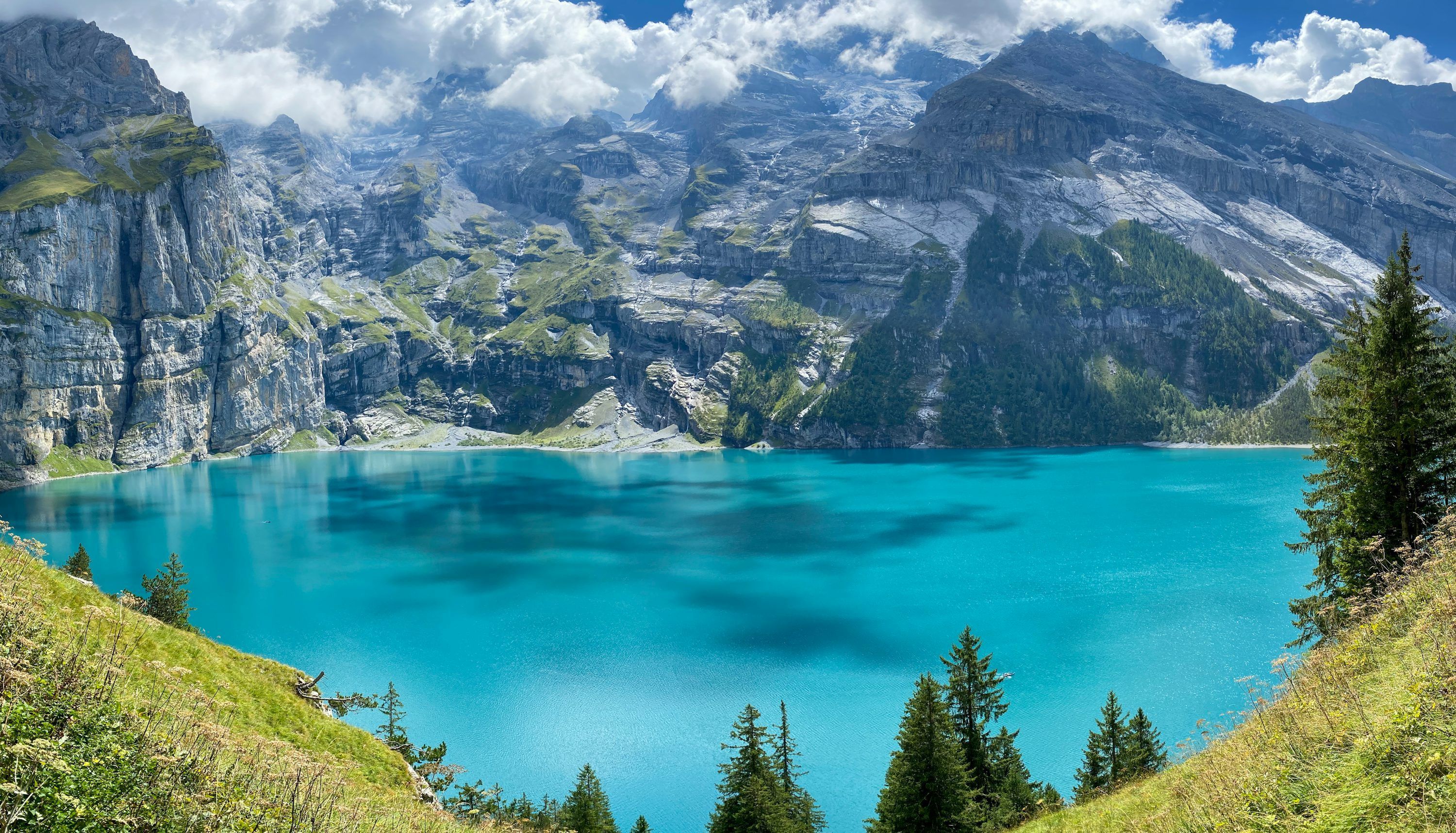 3000x1718 A lake surrounded