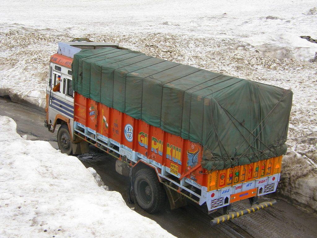 1024x768 Ashok Leyland Truck on its course In Rohtang Pass. AL Truck