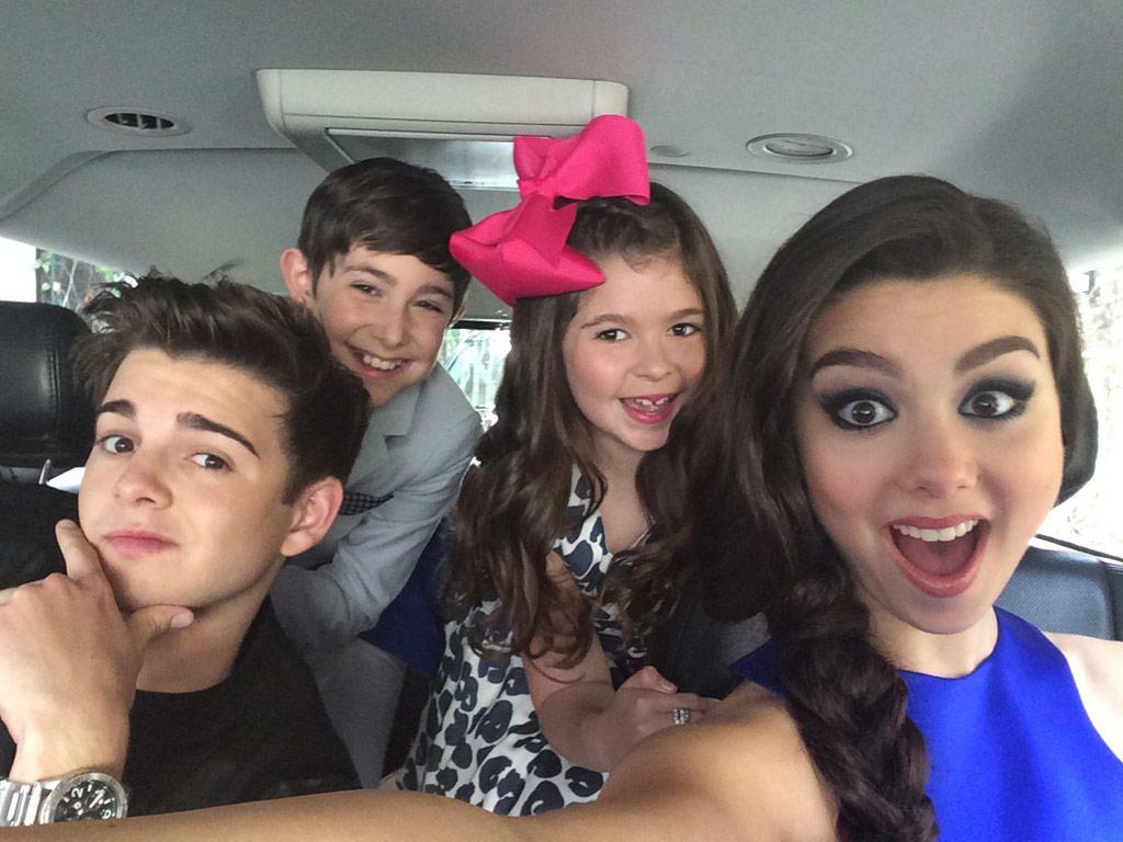 1024x768 The Thundermans And Bella And The Bulldogs Are Back!. Glitter