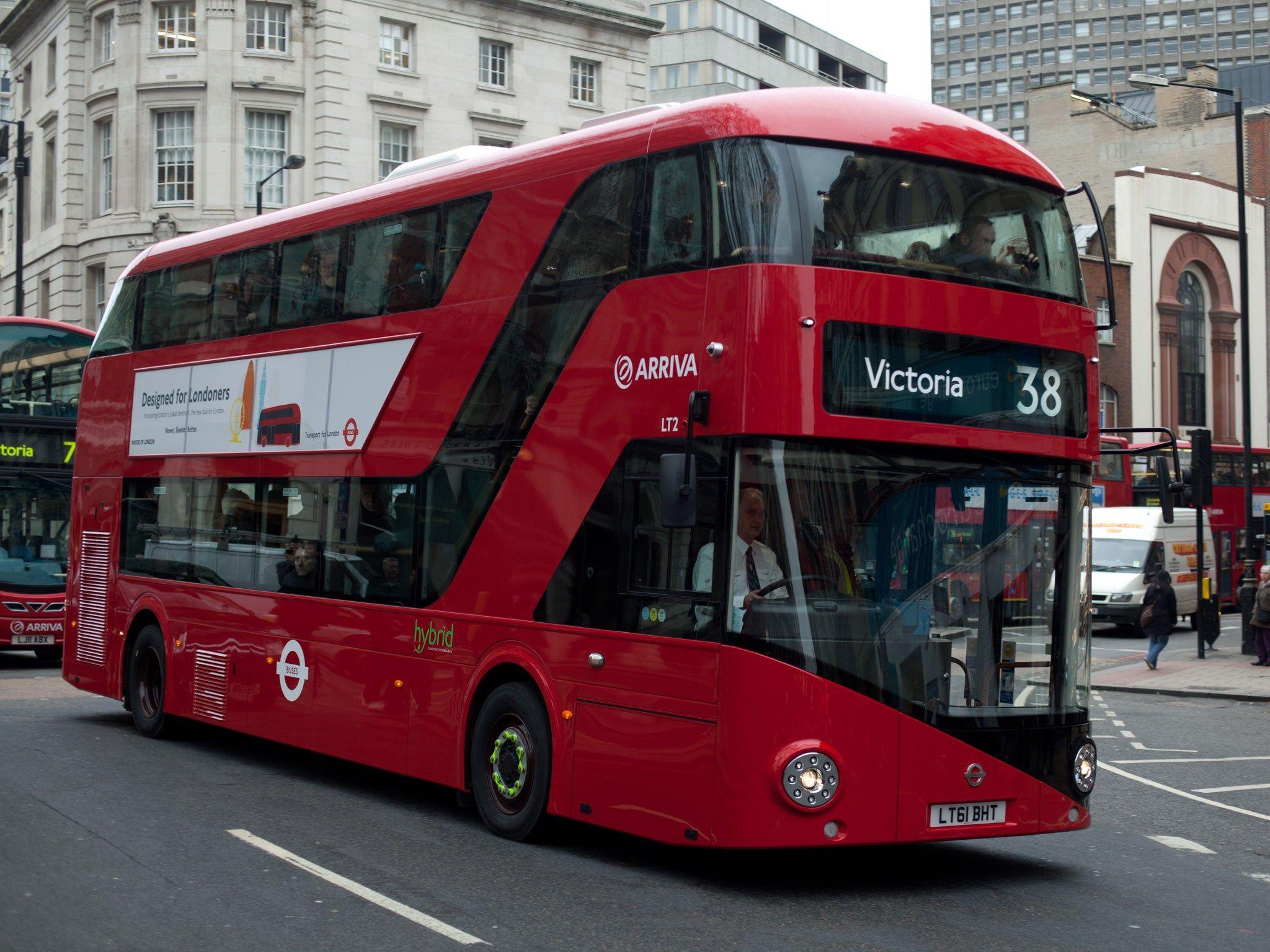 2048x1536 London commuters unite to push a double decker bus after it broke