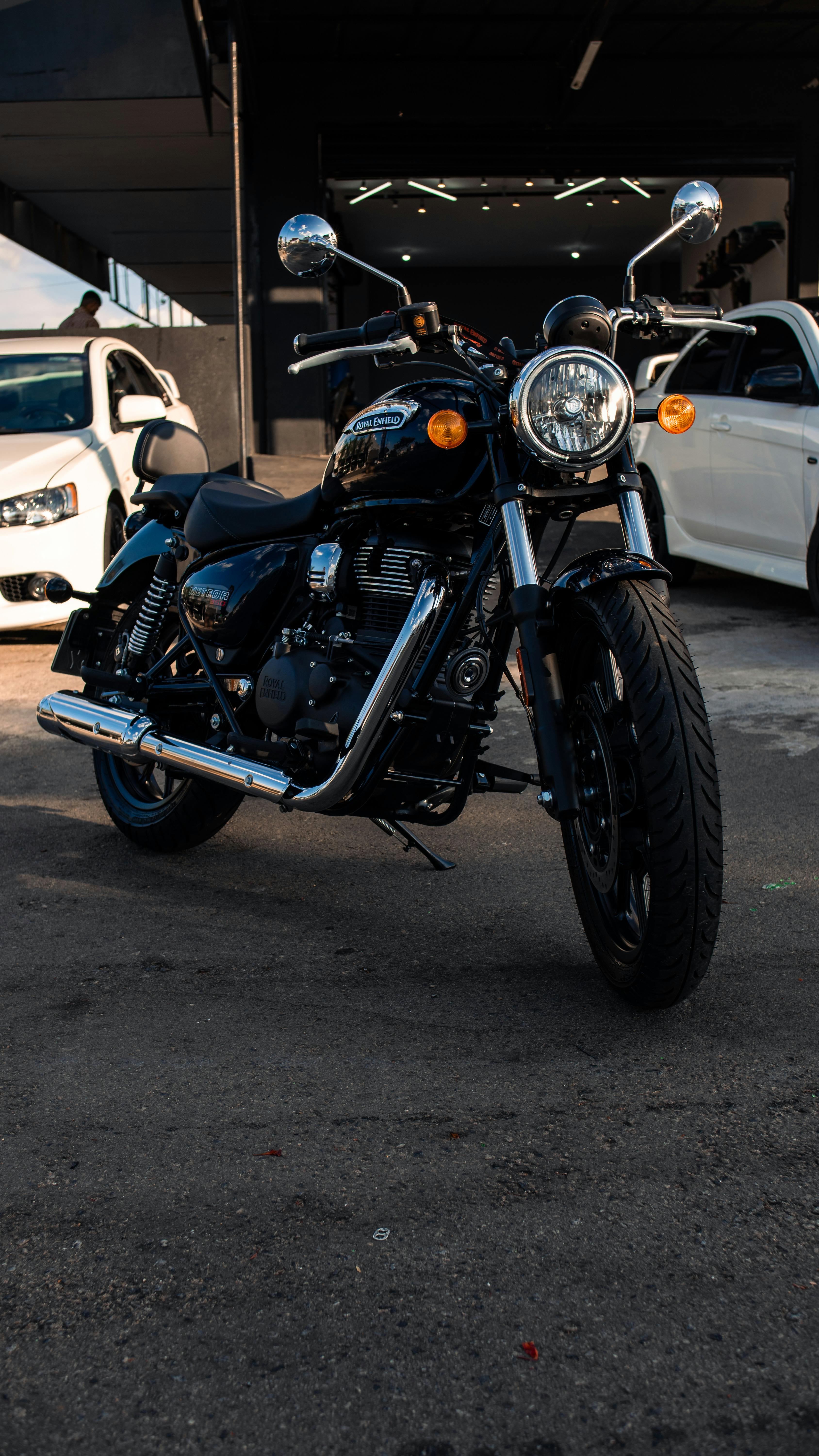 3376x6000 Royal Enfield Meteor Motorcycle · Free