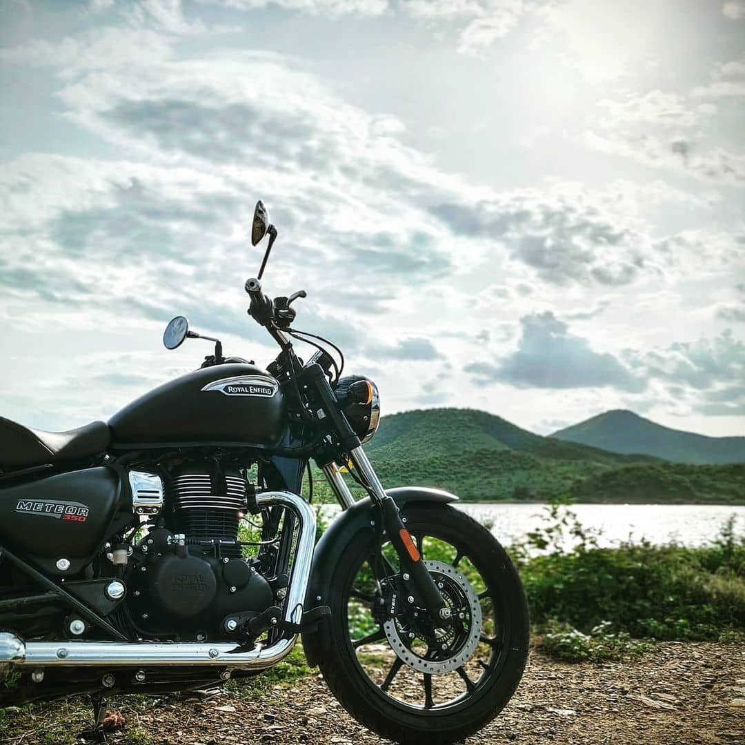 1080x1080 Royal Enfield Meteor 350 Stellar Black [1080x1080]